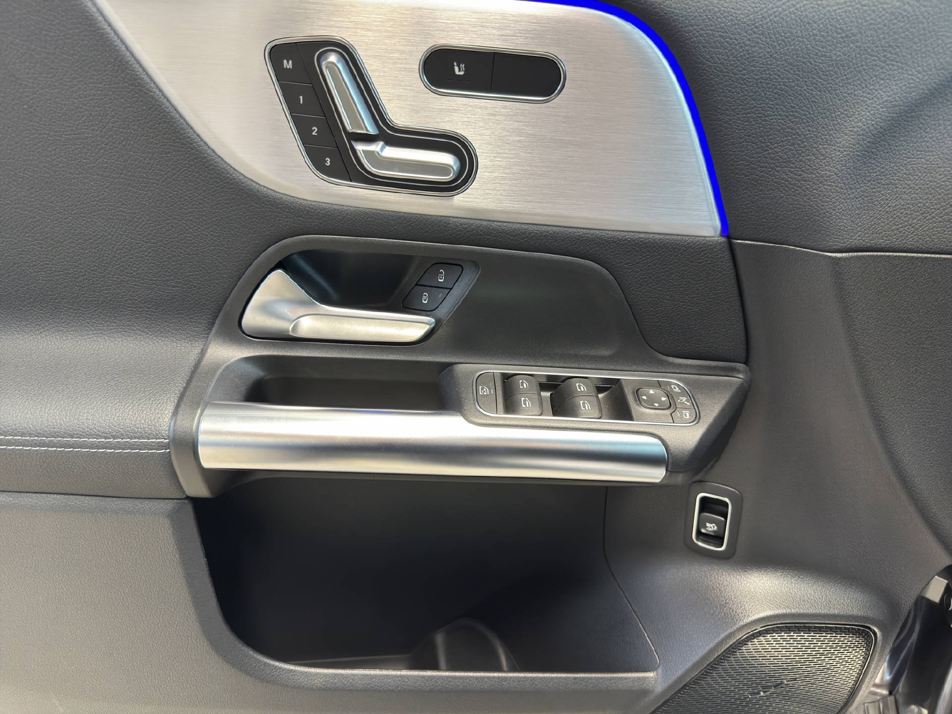 MERCEDES-BENZ B 250 AMG Line 4MATIC-image-12