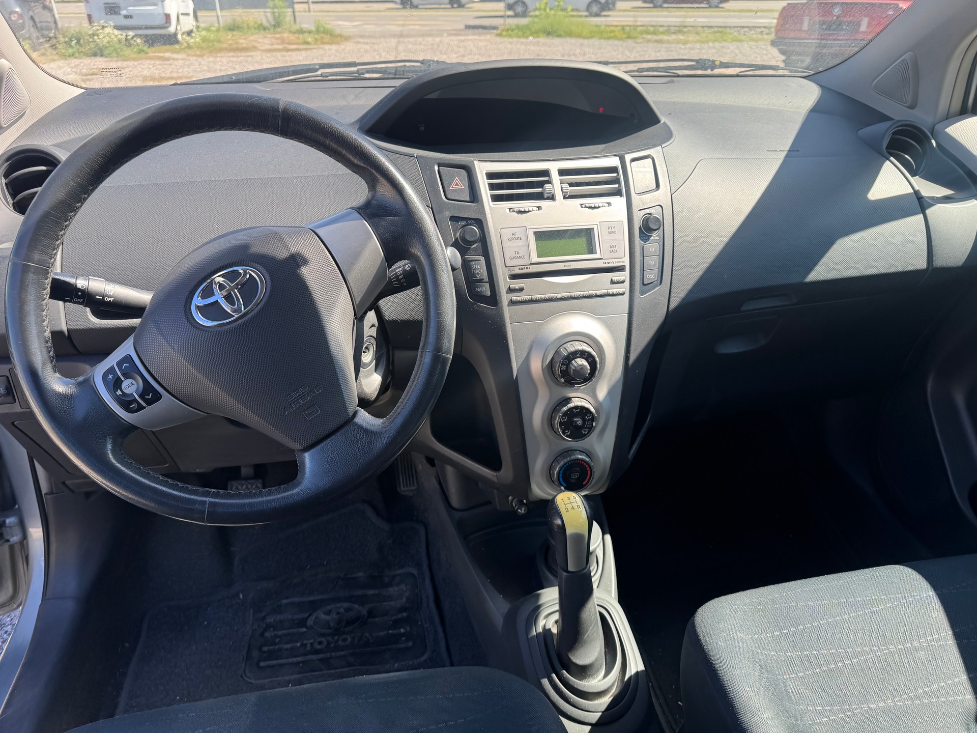 TOYOTA Yaris 1.3 Linea Sol-image-9