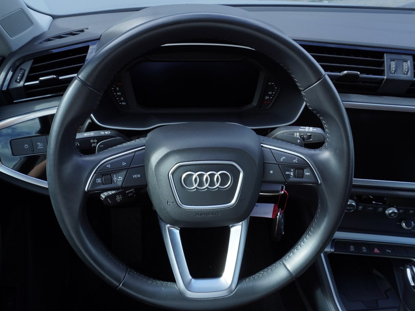 AUDI Q3 45 TFSI advanced quattro S-tronic-image-9