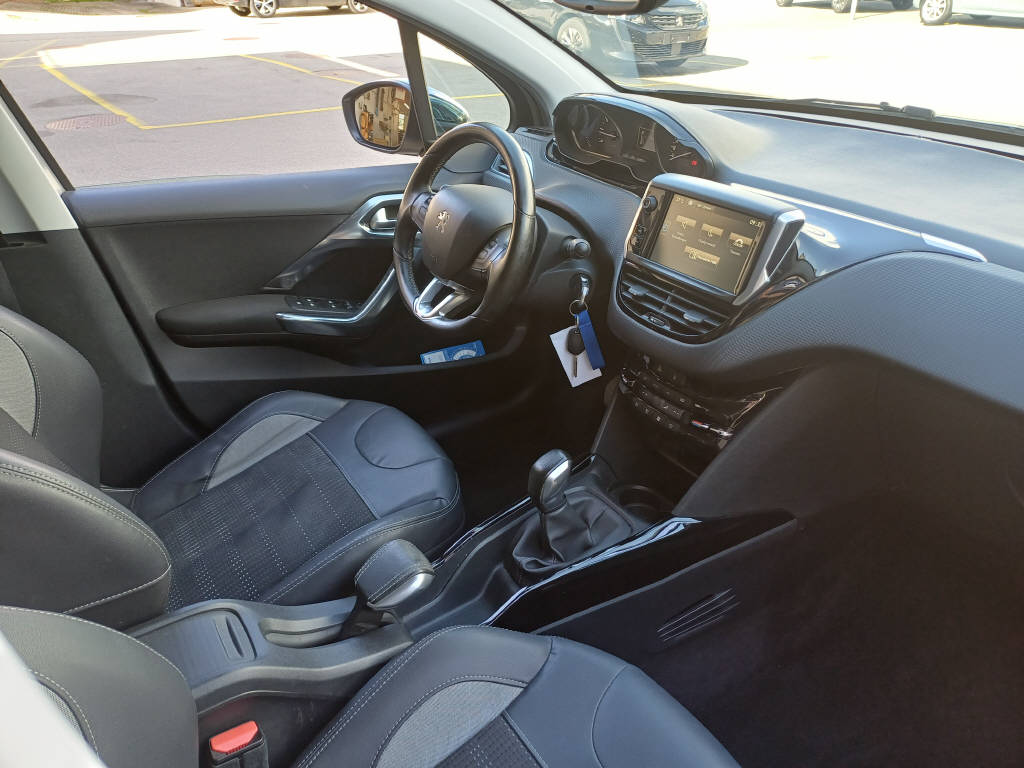 PEUGEOT 2008 1.2 PureTech 110 Allure S/S-image-5