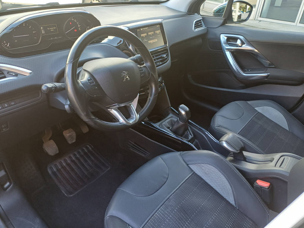 PEUGEOT 2008 1.2 PureTech 110 Allure S/S-image-4