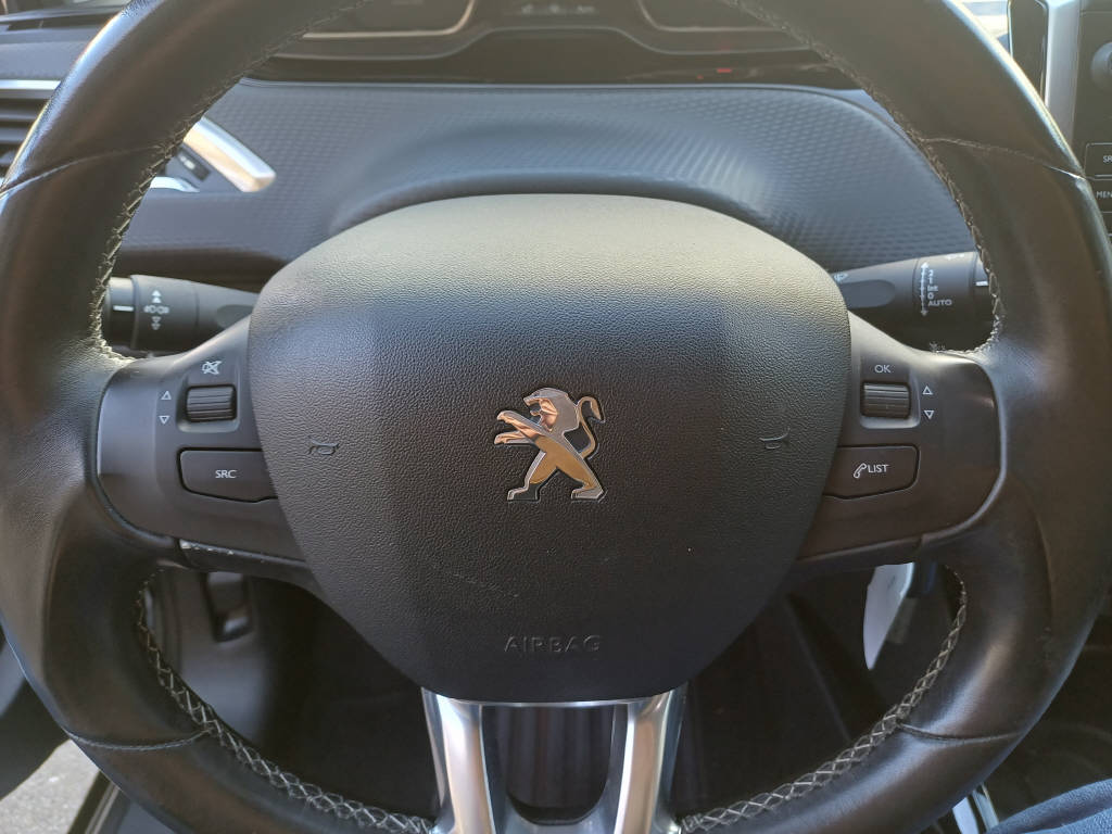 PEUGEOT 2008 1.2 PureTech 110 Allure S/S-image-7