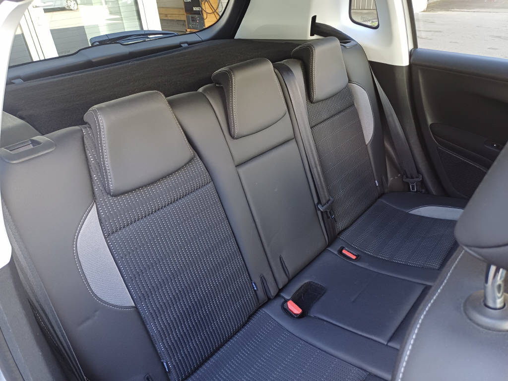 PEUGEOT 2008 1.2 PureTech 110 Allure S/S-image-6