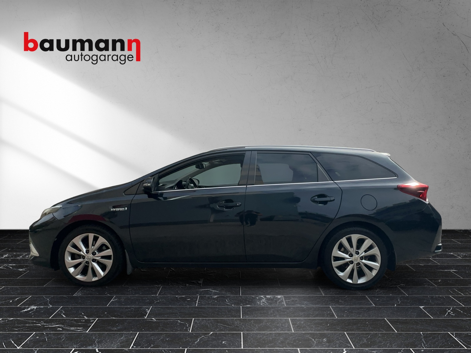TOYOTA Auris Touring Sports 1.8 HSD Luna e-CVT-image-4