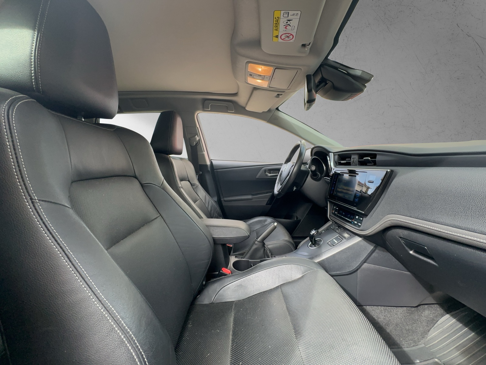 TOYOTA Auris Touring Sports 1.8 HSD Luna e-CVT-image-10
