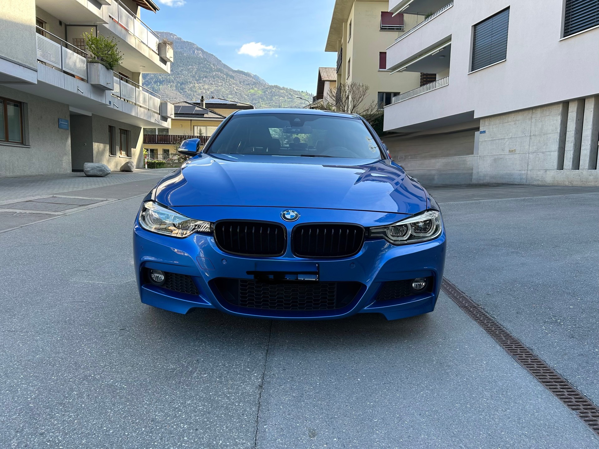 BMW 320i-image-0