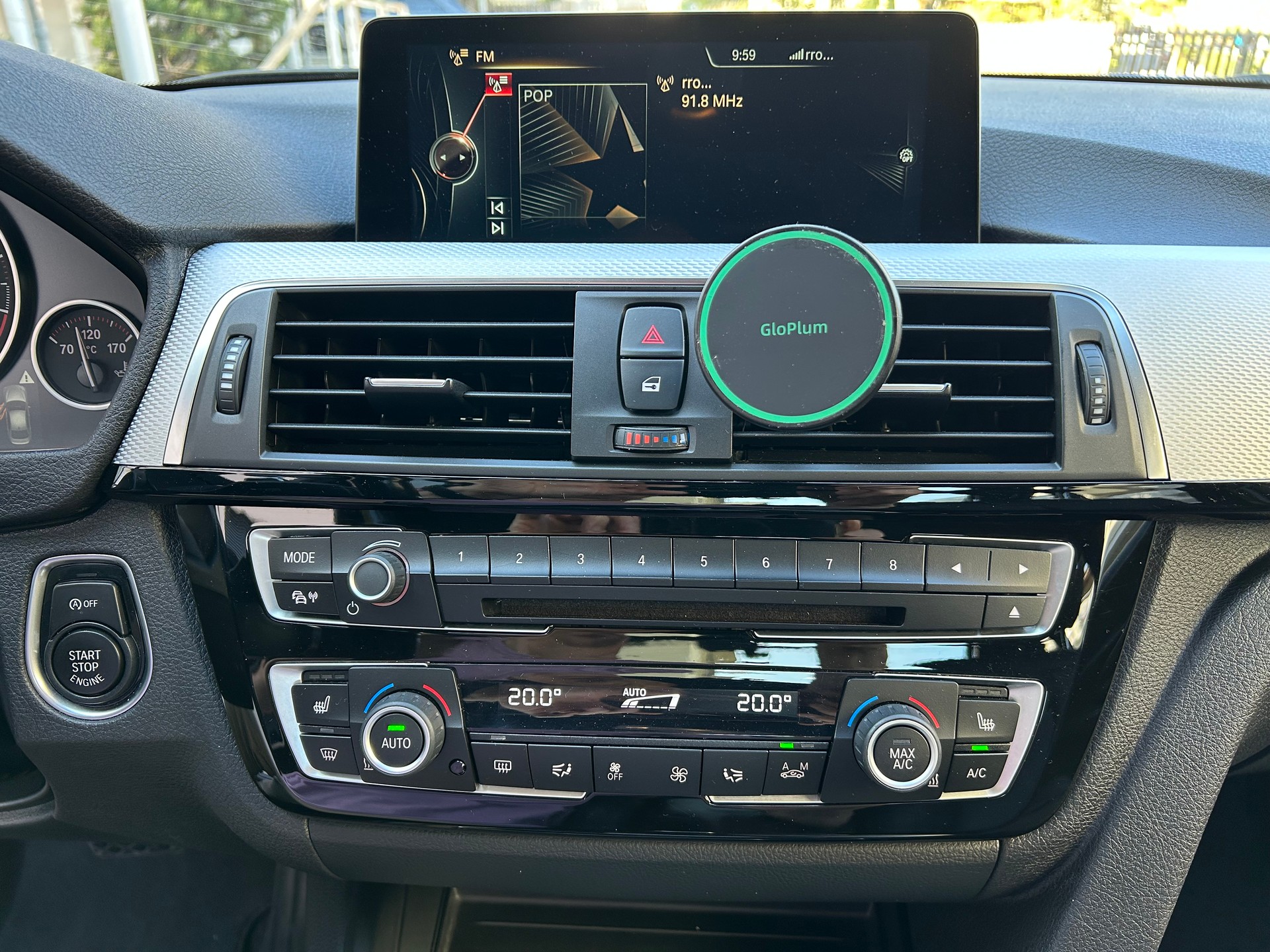 BMW 320i-image-6
