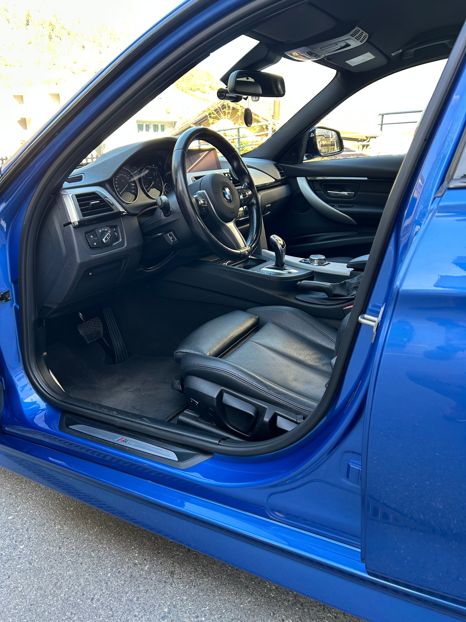 BMW 320i-image-4