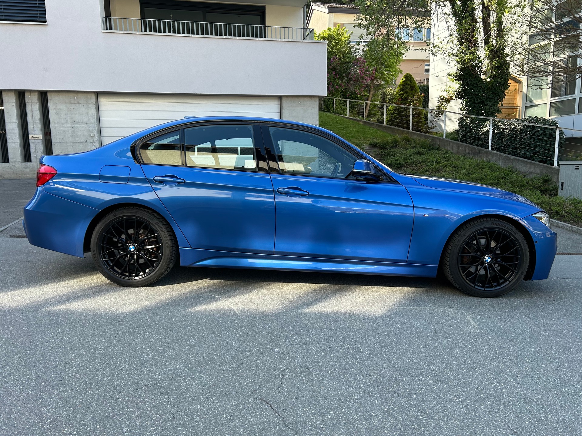 BMW 320i-image-1