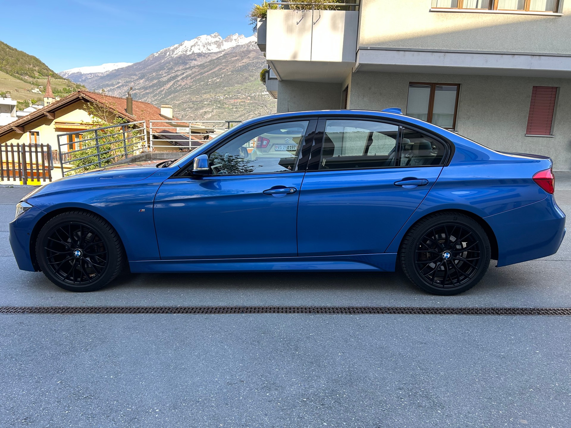BMW 320i-image-3