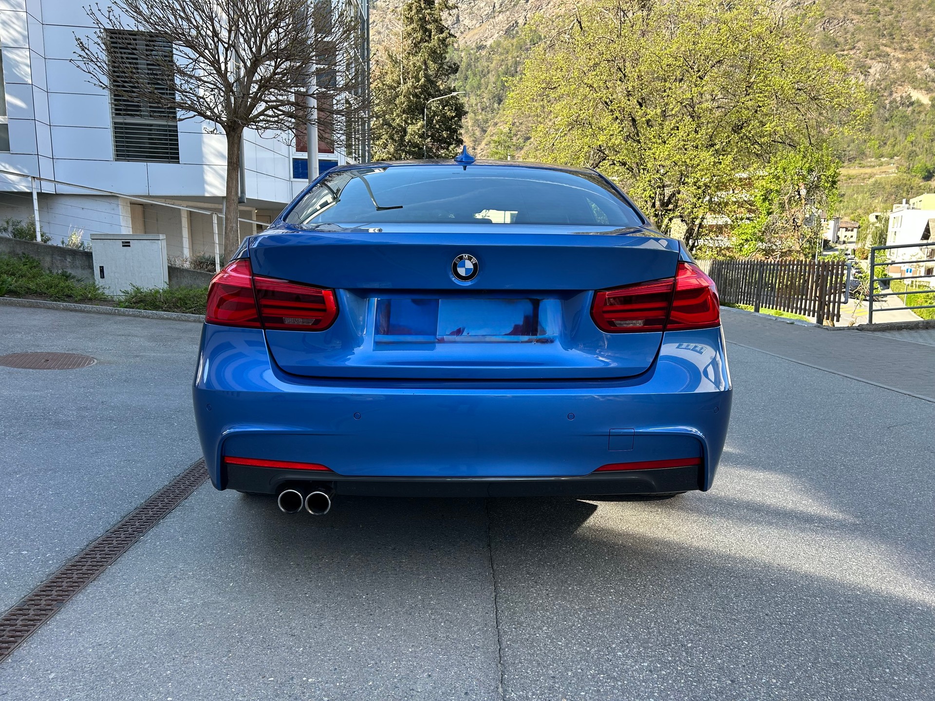 BMW 320i-image-2