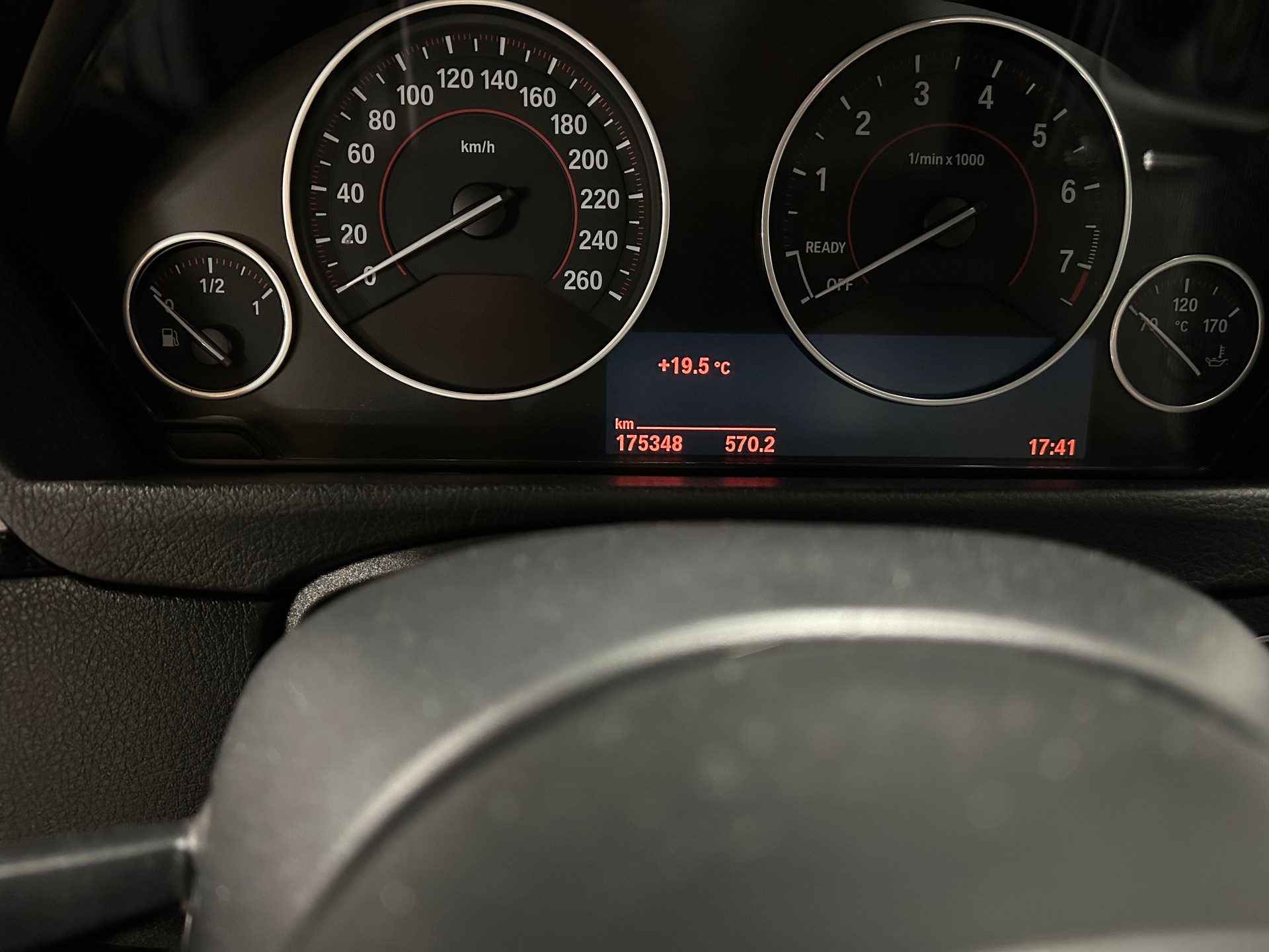 BMW 320i-image-5