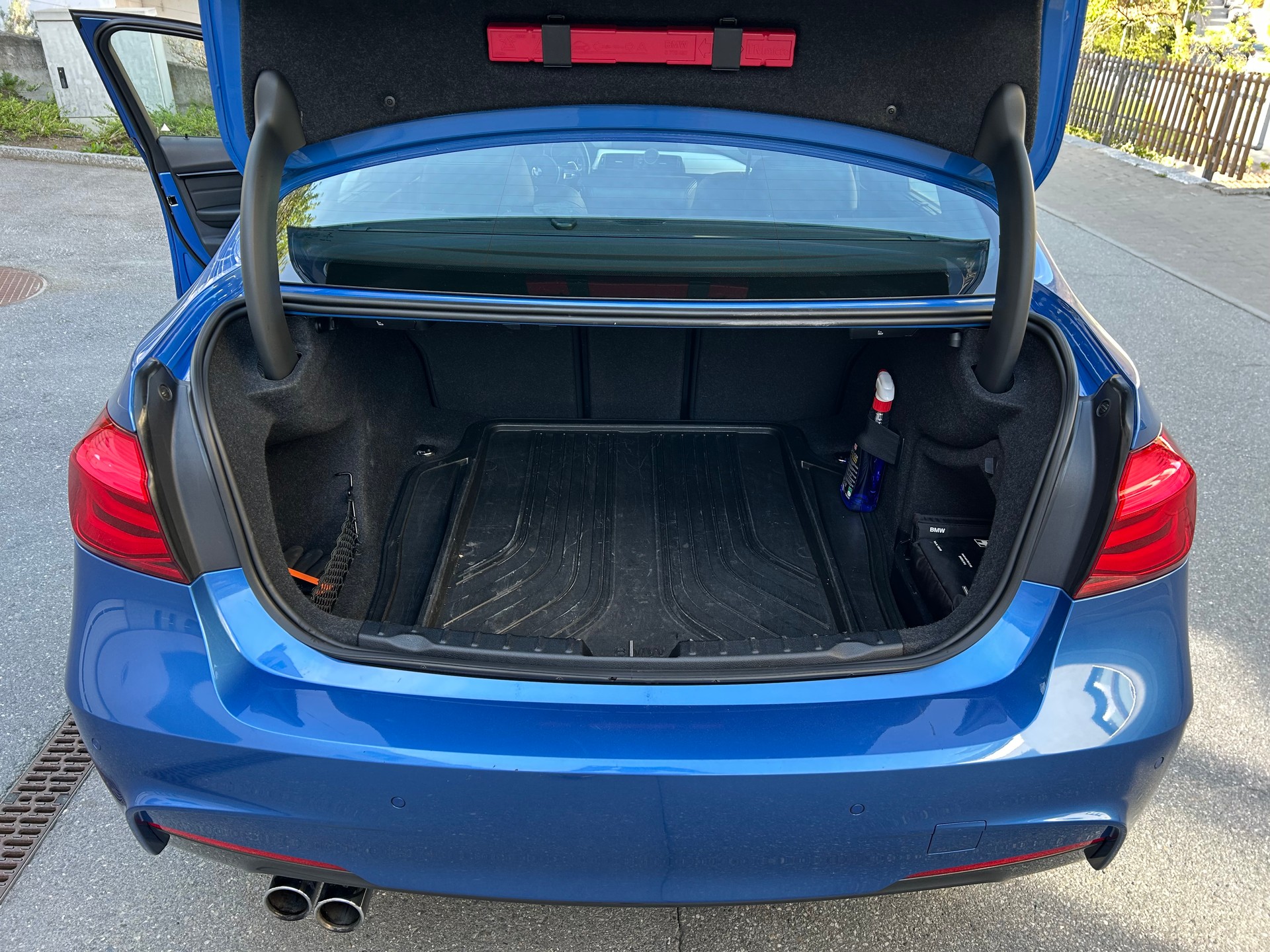 BMW 320i-image-7