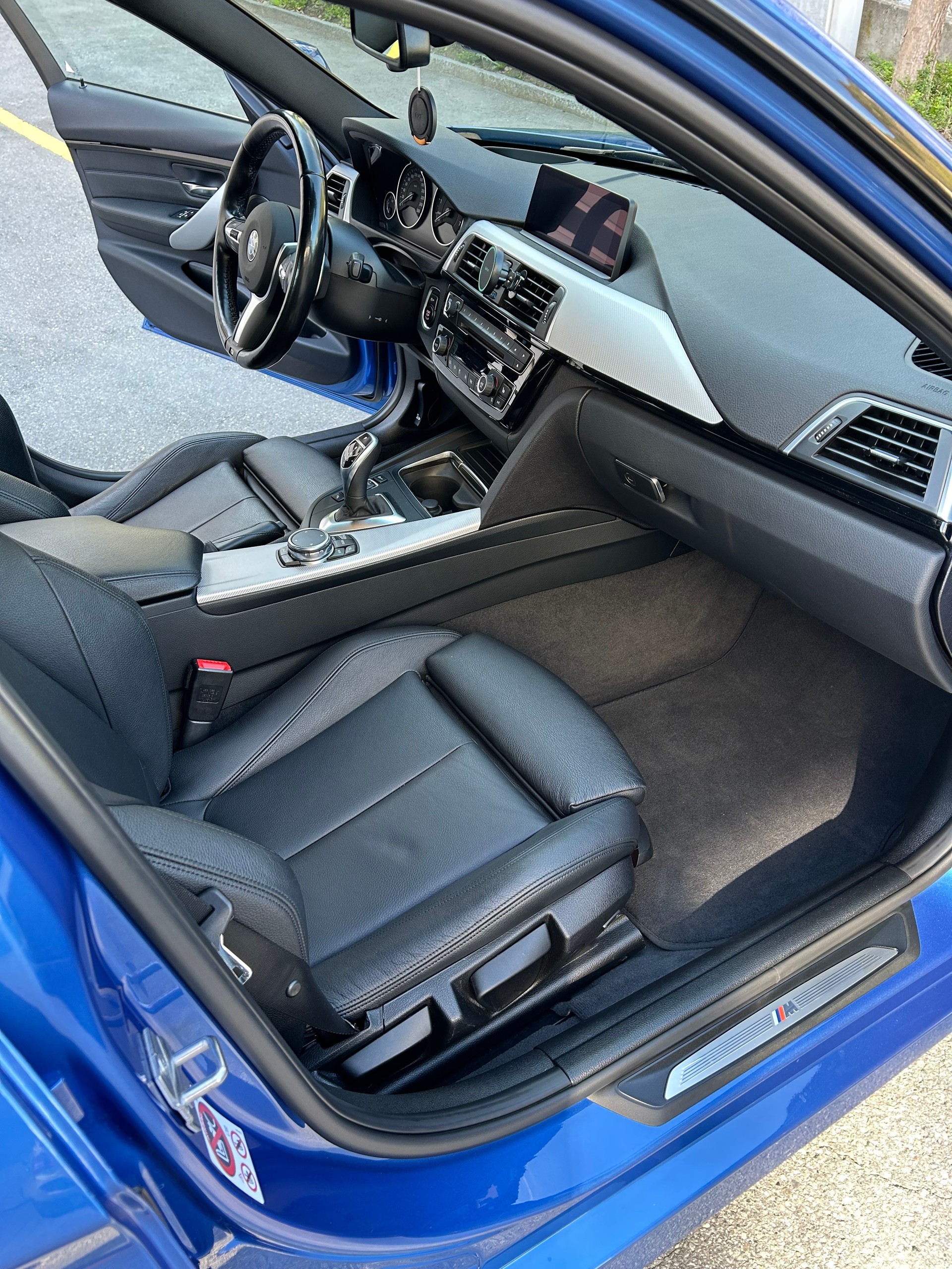 BMW 320i-image-8