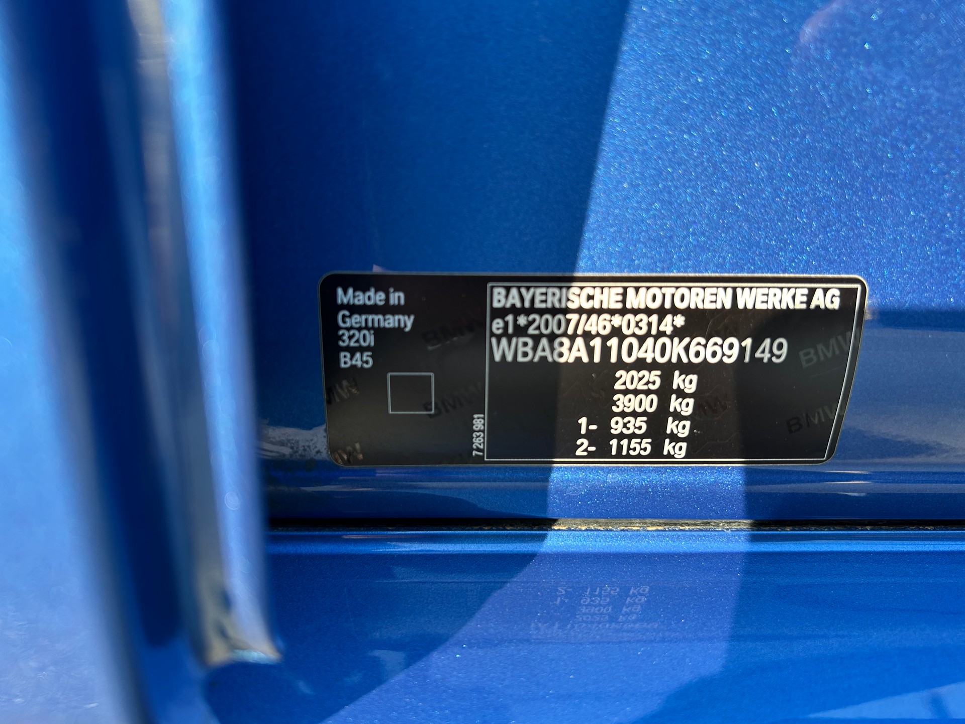 BMW 320i-image-9