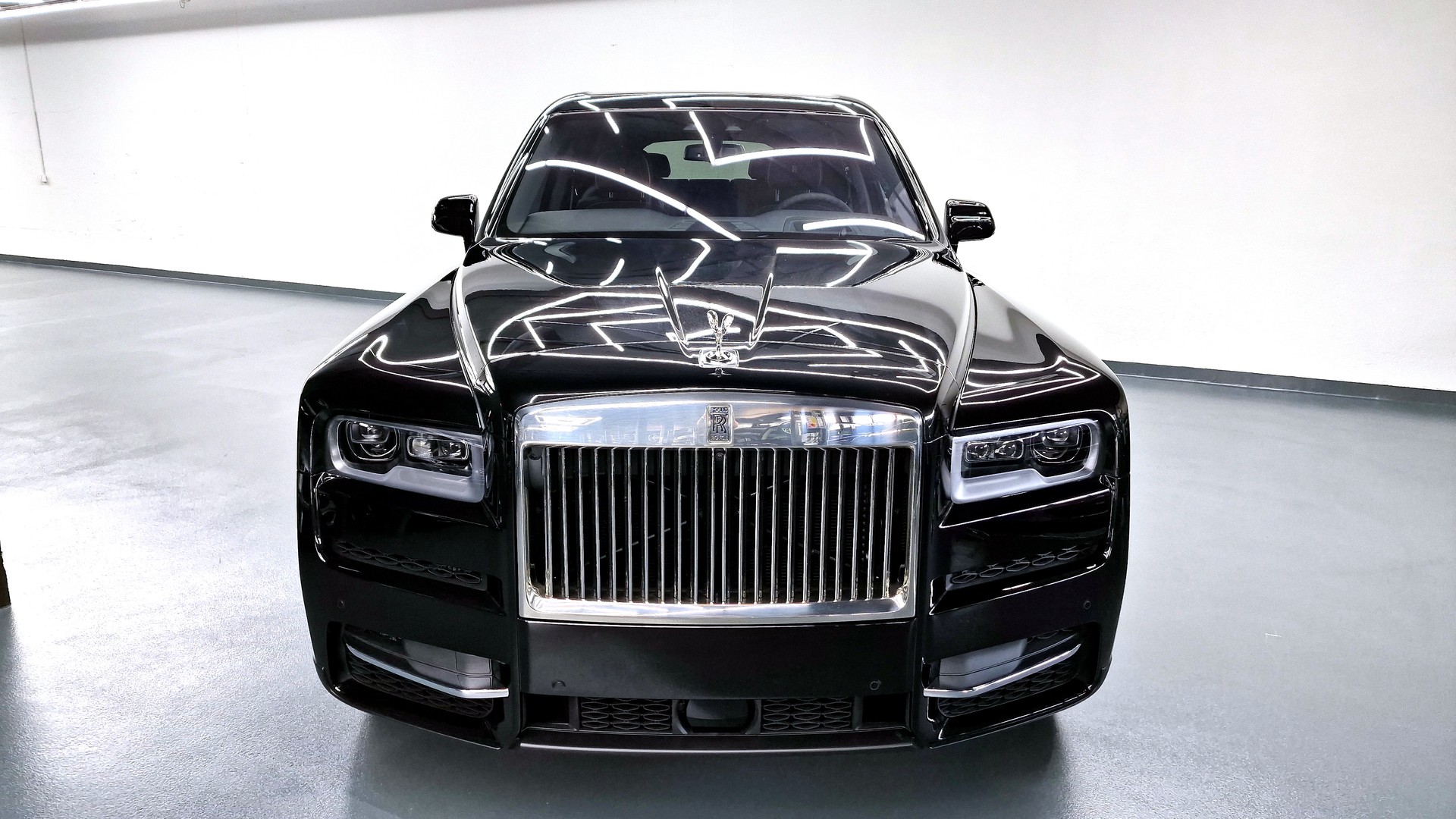 ROLLS-ROYCE Cullinan 6.7 V12-showroom-element-3