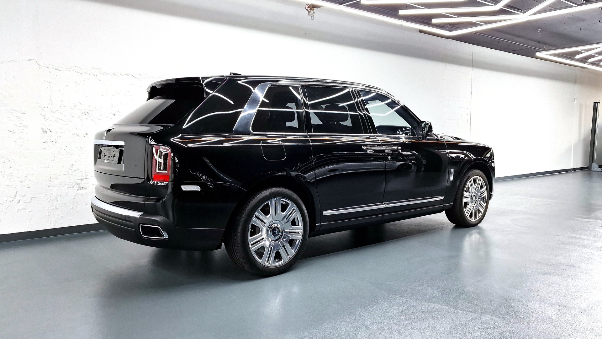 ROLLS-ROYCE Cullinan 6.7 V12-showroom-element-2