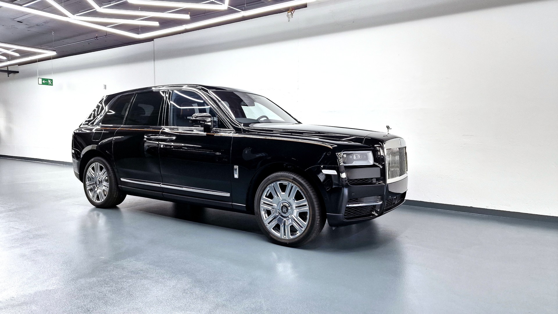 ROLLS-ROYCE Cullinan 6.7 V12-showroom-element-1