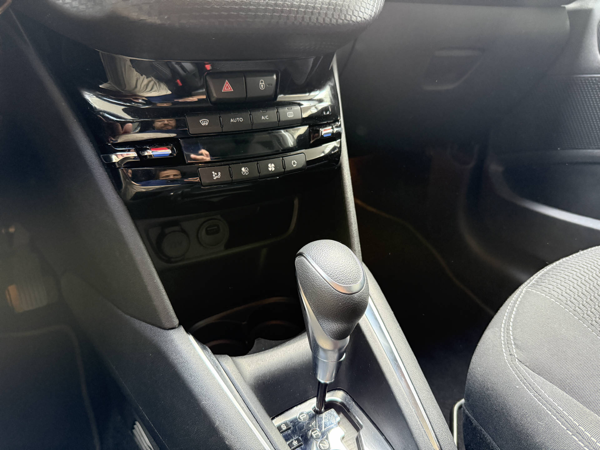 PEUGEOT 208 1.2 PureTech Allure S/S-image-10