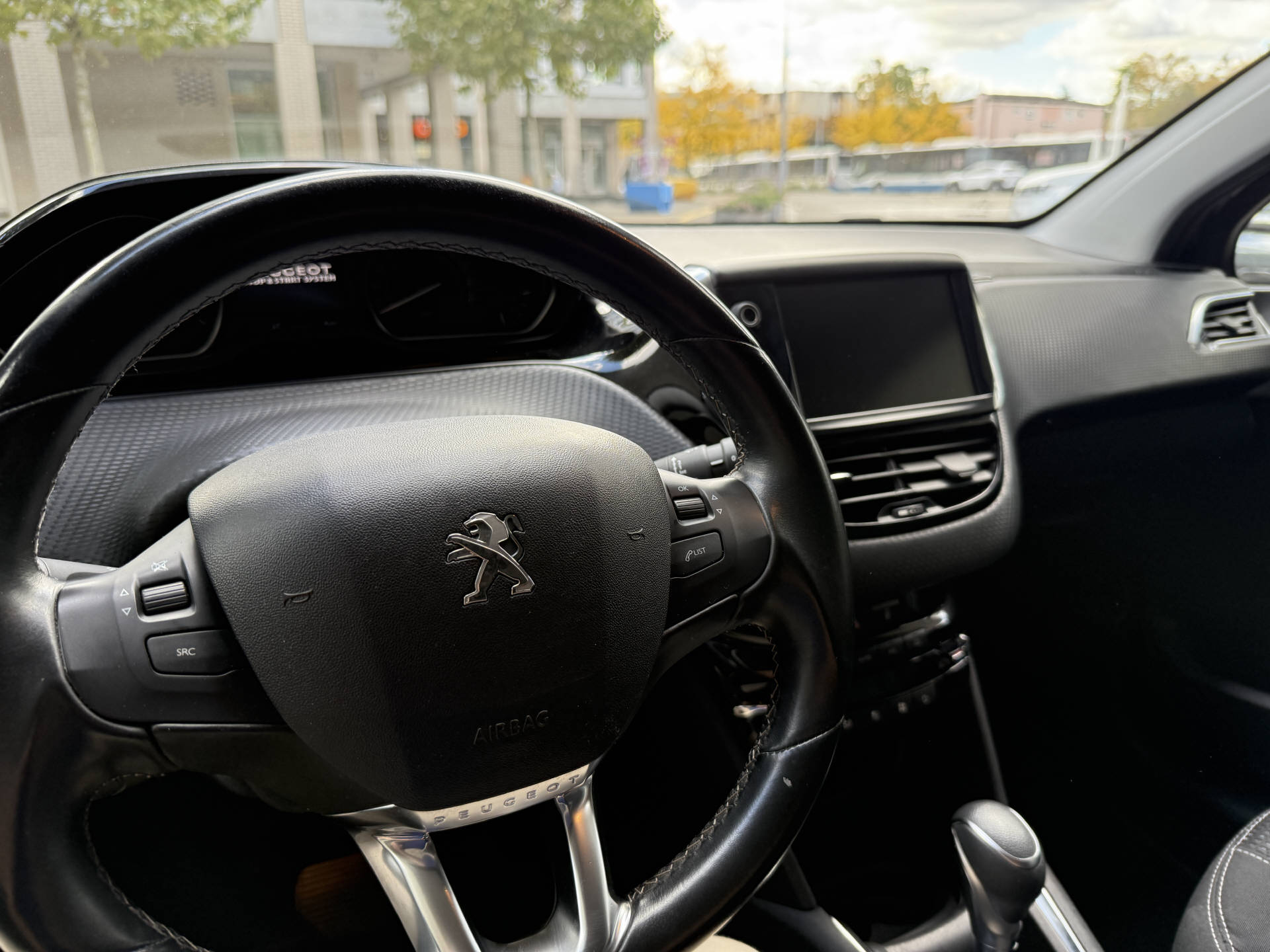 PEUGEOT 208 1.2 PureTech Allure S/S-image-9