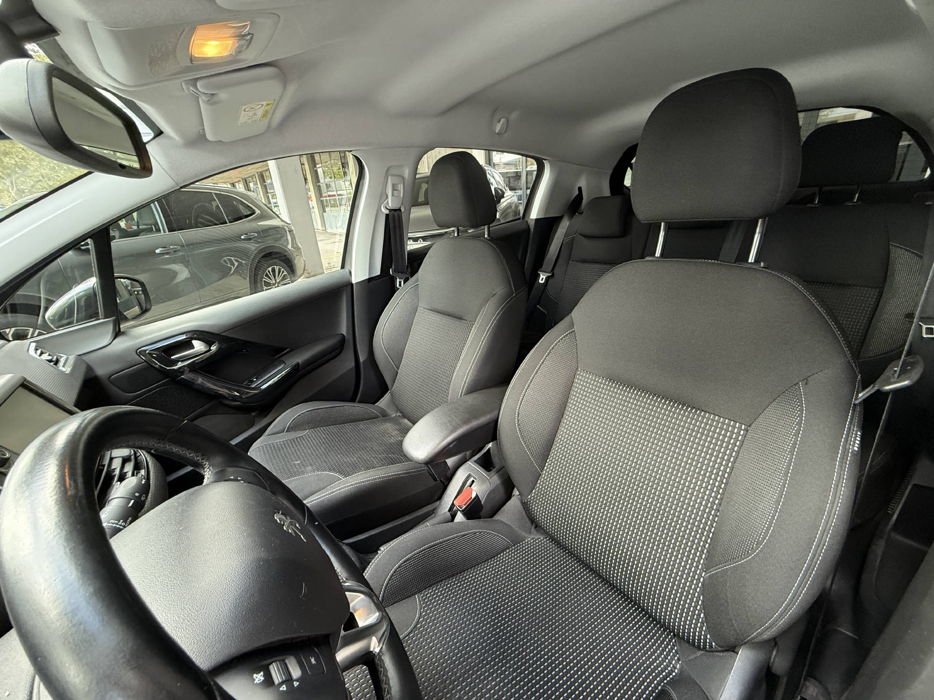 PEUGEOT 208 1.2 PureTech Allure S/S-image-6