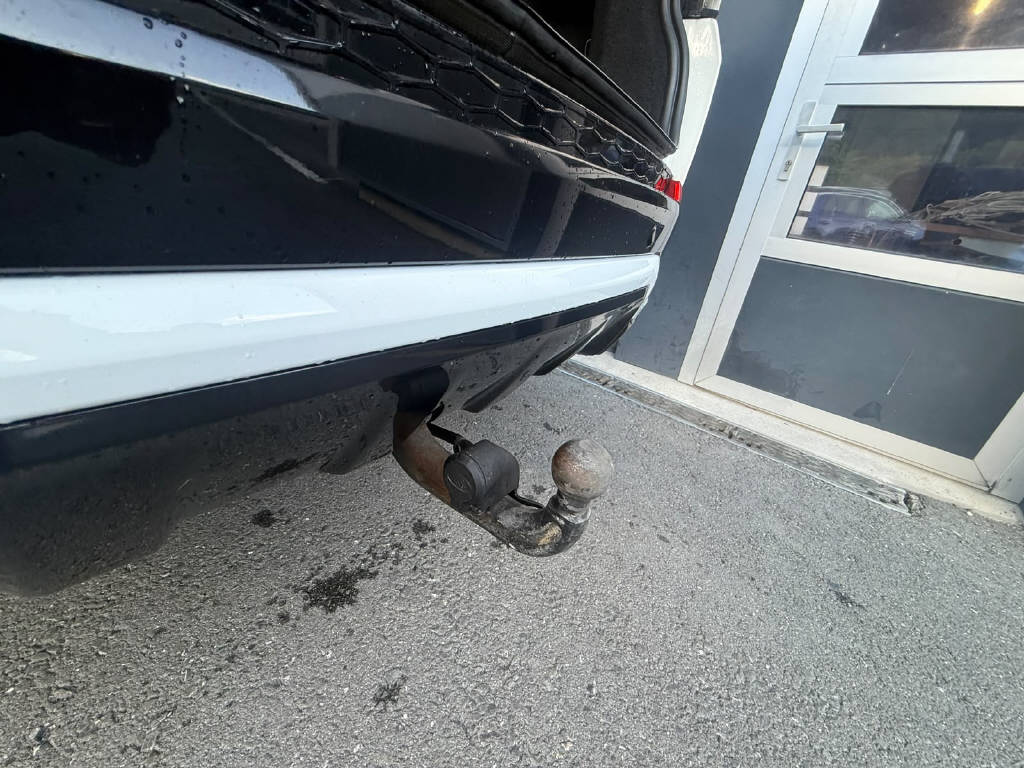 LAND ROVER Discovery Sport 2.0 Si4 250 R-Dynamic SE-image-16