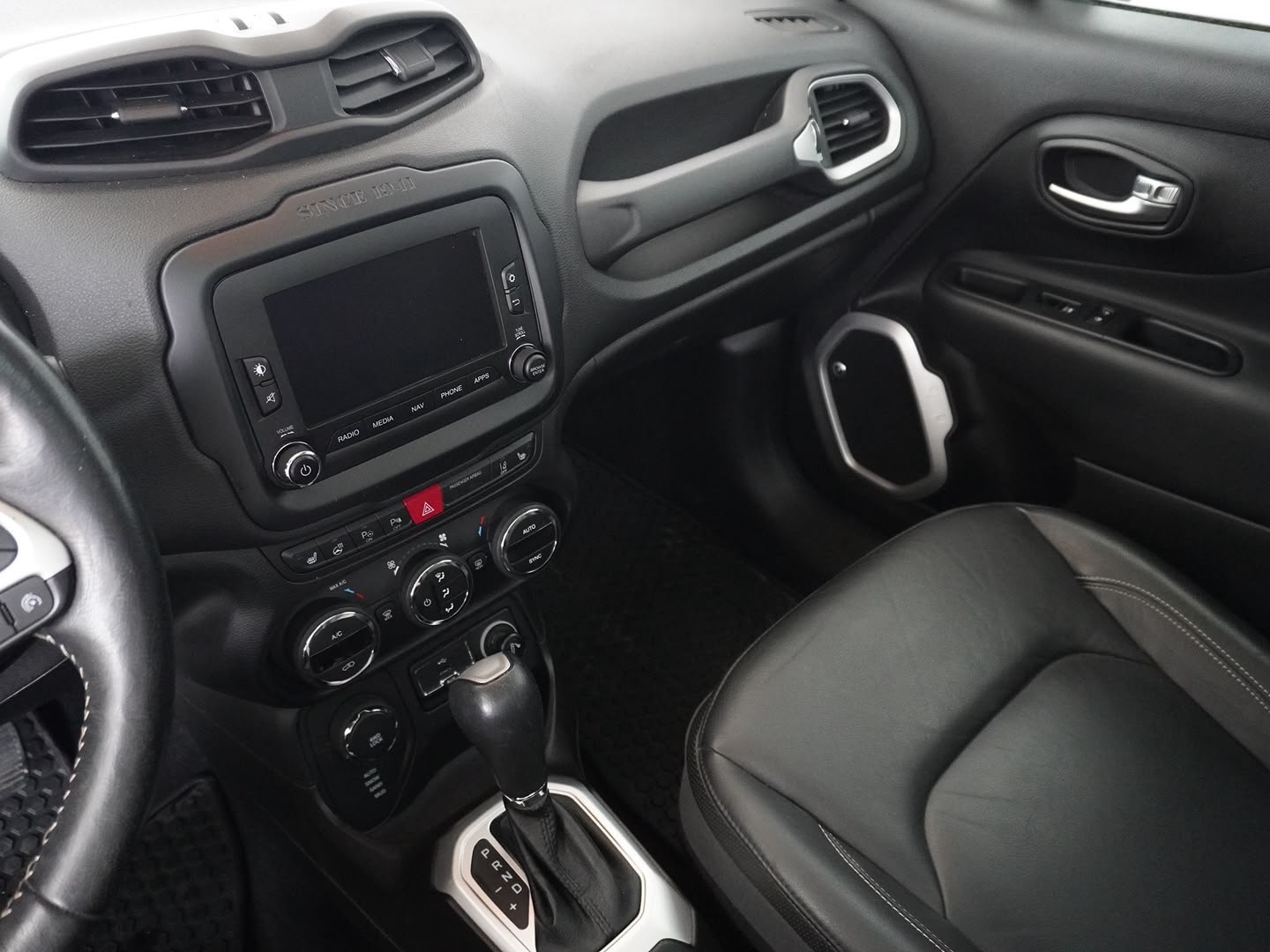 JEEP Renegade 1.4 Turbo Limited AWD-image-3