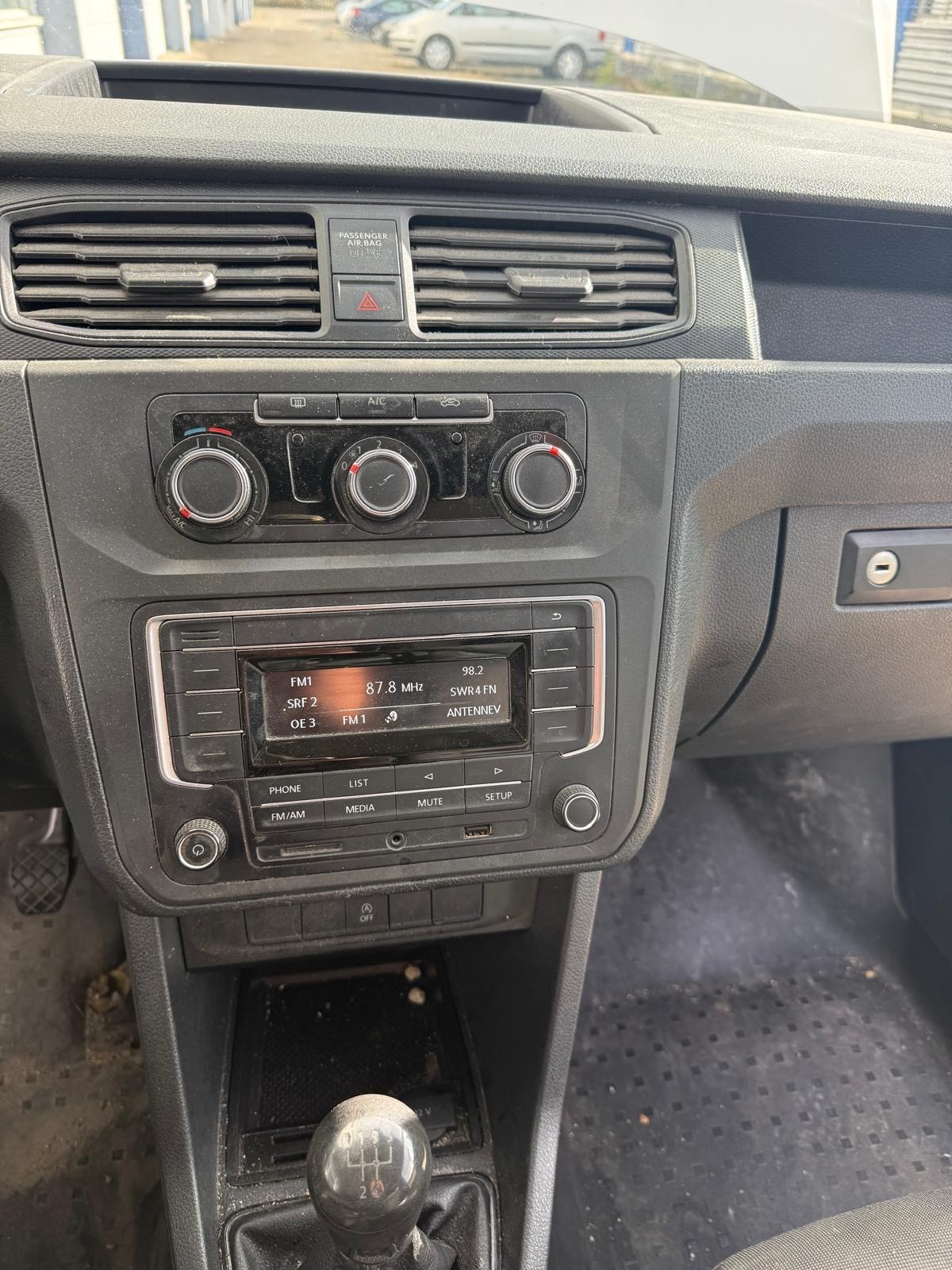 VW Caddy Maxi 2.0TDI BlueMotion Technology-image-11
