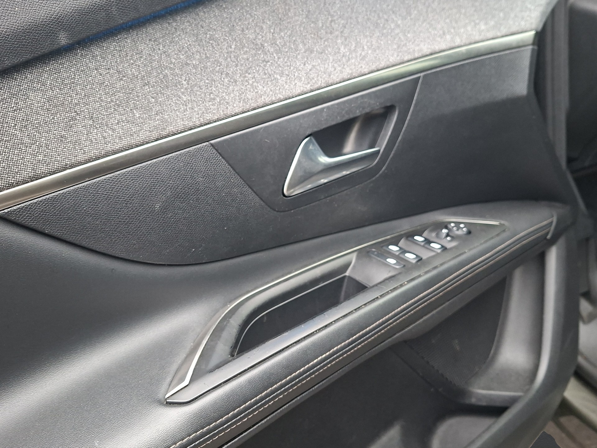 PEUGEOT 3008 1.2 PureTech Allure EAT-image-11