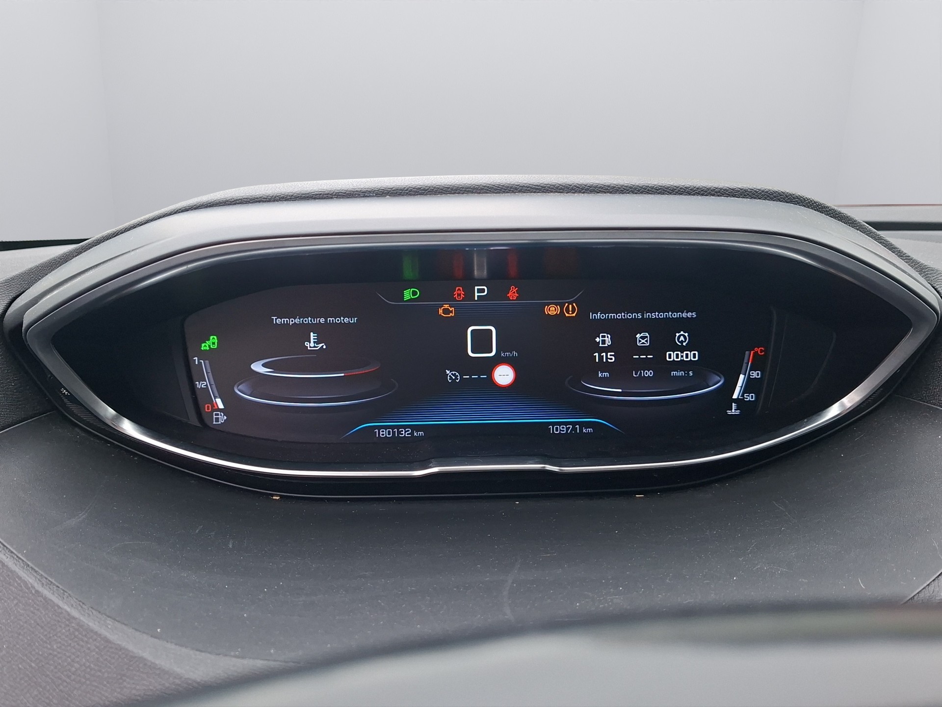 PEUGEOT 3008 1.2 PureTech Allure EAT-image-9
