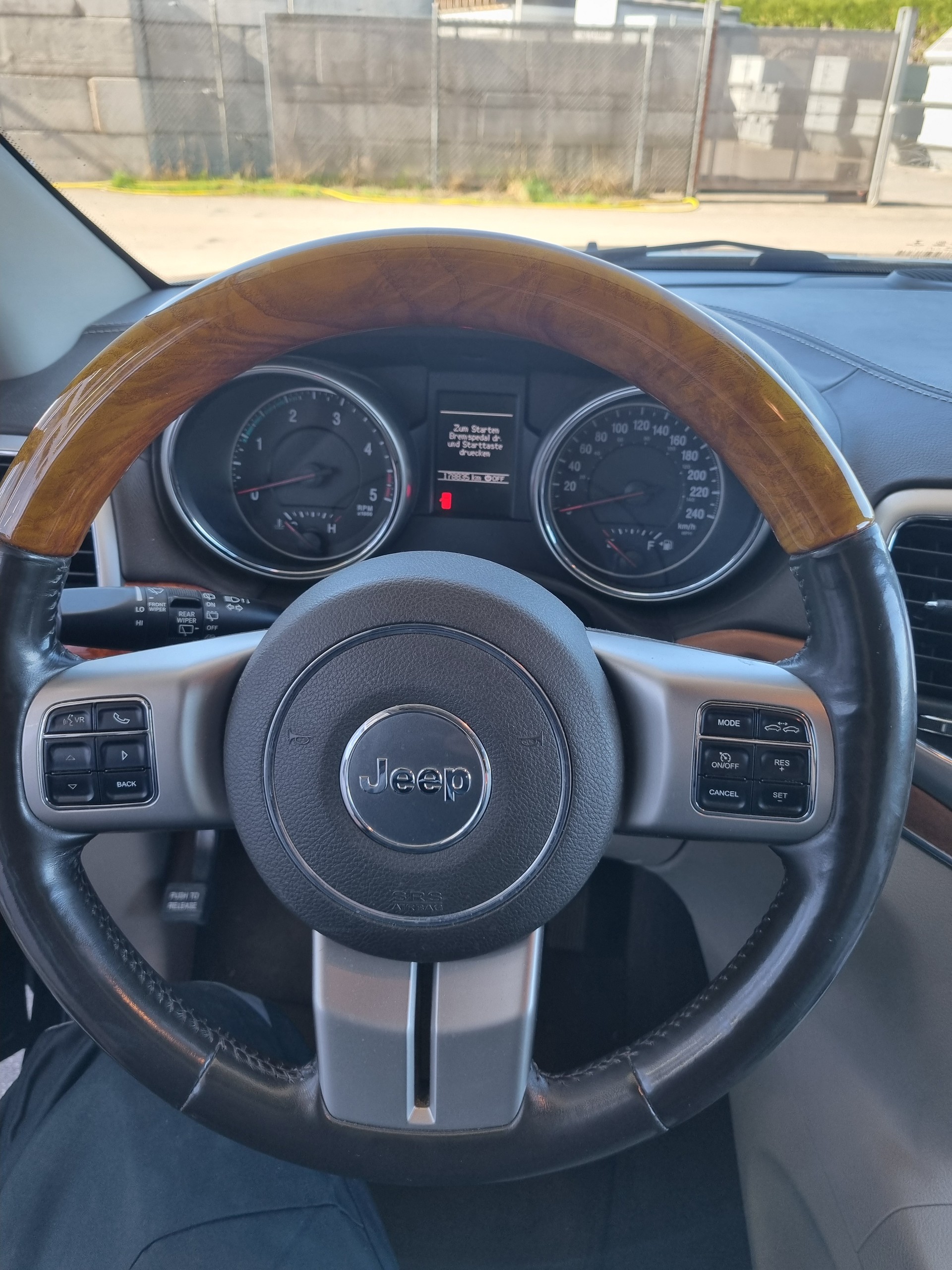 JEEP Grand Cherokee 3.0 CRD Overland Automatic-image-4