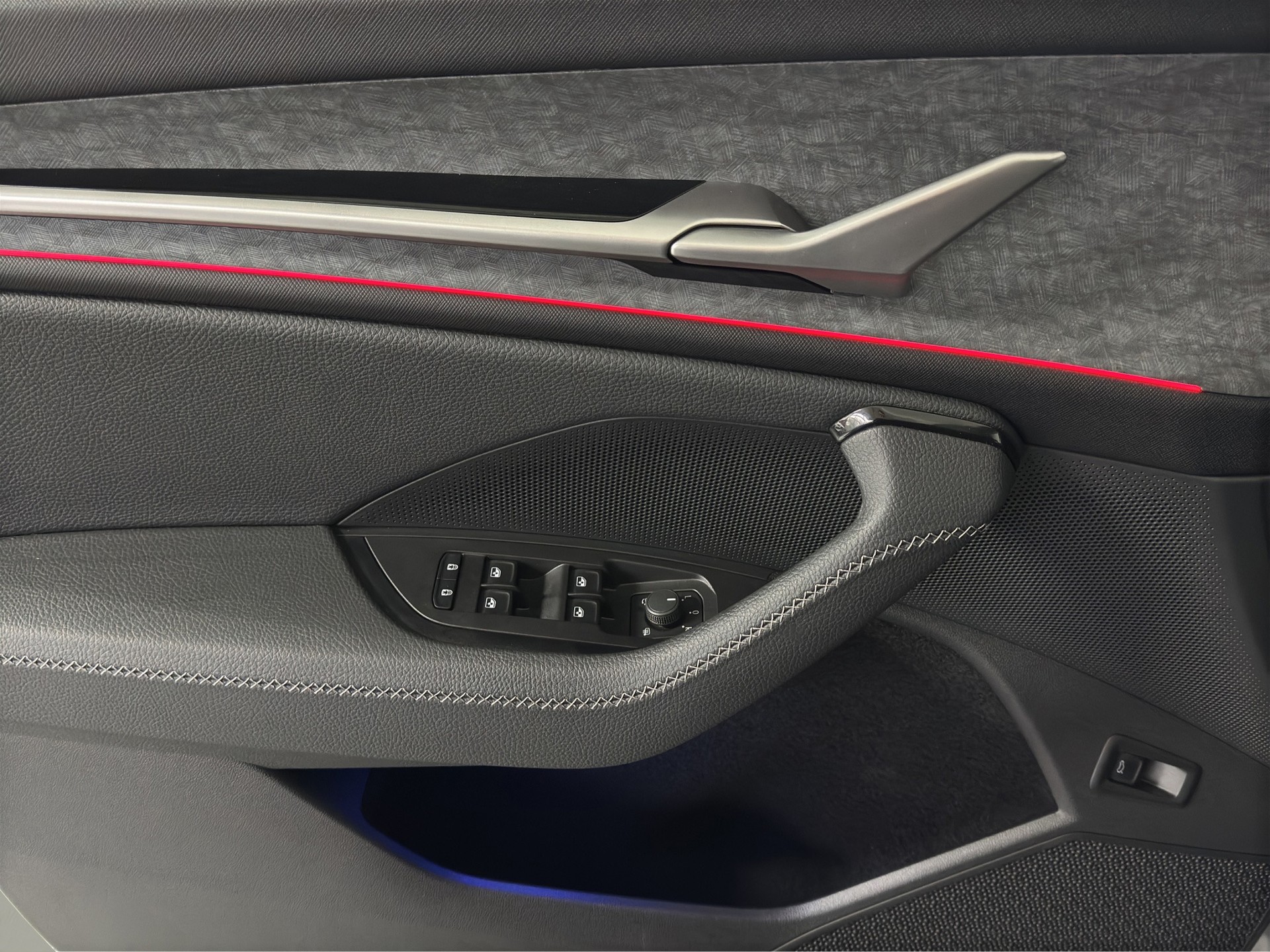 SKODA Kodiaq 1.5 TSI mHEV Selection 7-Plätzer "AHK-DCC-Leder-360°Park Assist IPA"-image-9