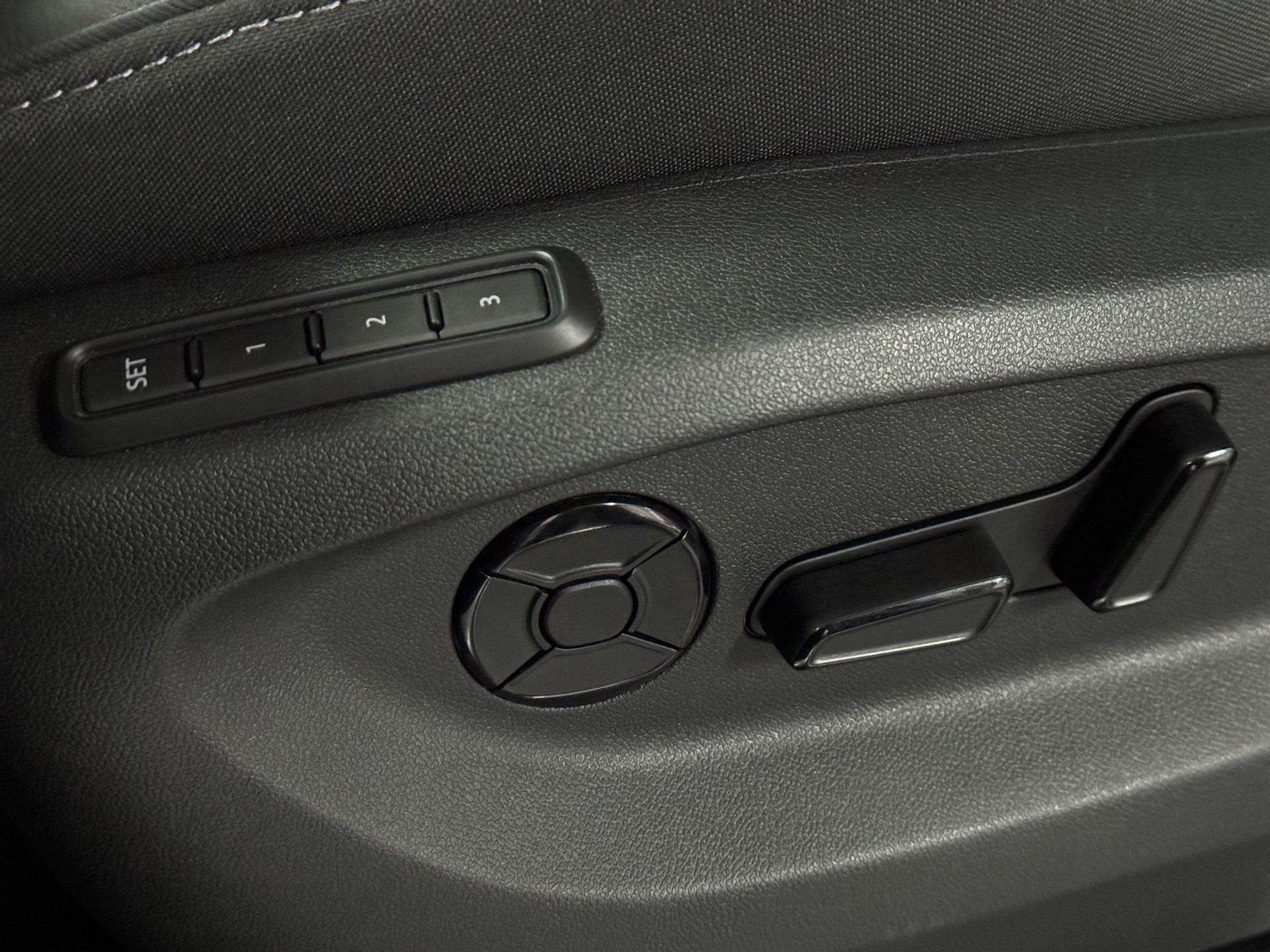 SKODA Kodiaq 1.5 TSI mHEV Selection 7-Plätzer "AHK-DCC-Leder-360°Park Assist IPA"-image-8