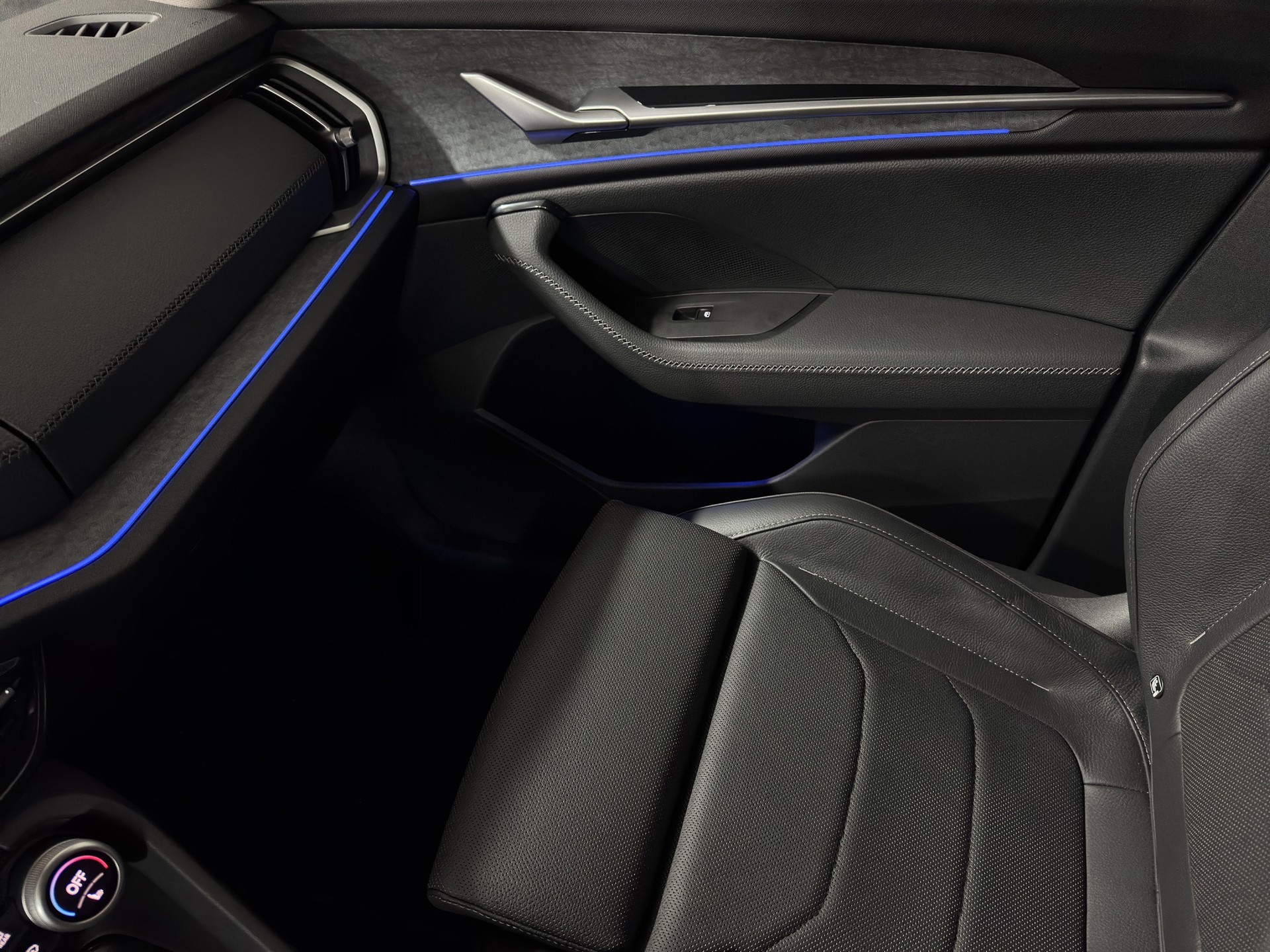 SKODA Kodiaq 1.5 TSI mHEV Selection 7-Plätzer "AHK-DCC-Leder-360°Park Assist IPA"-image-21