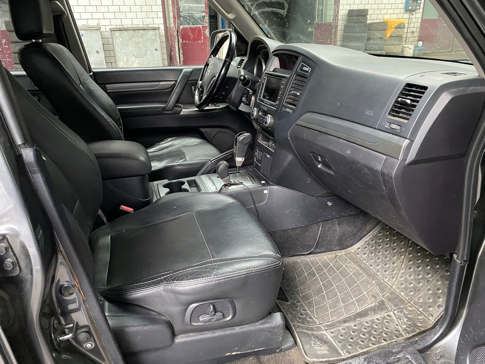 MITSUBISHI Pajero 3.2 DI-D Navigator Automatic-image-6