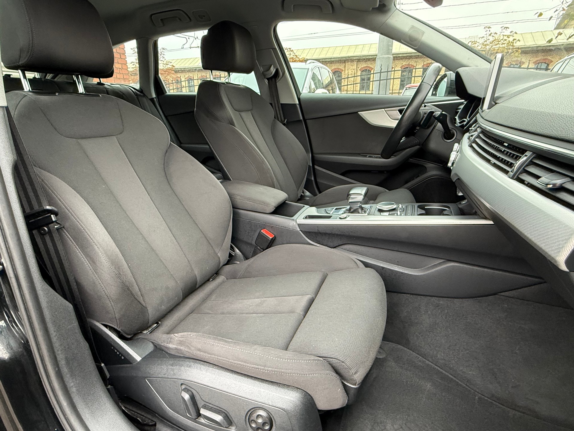 AUDI A4 Avant 35 TDI Design S-tronic-image-13