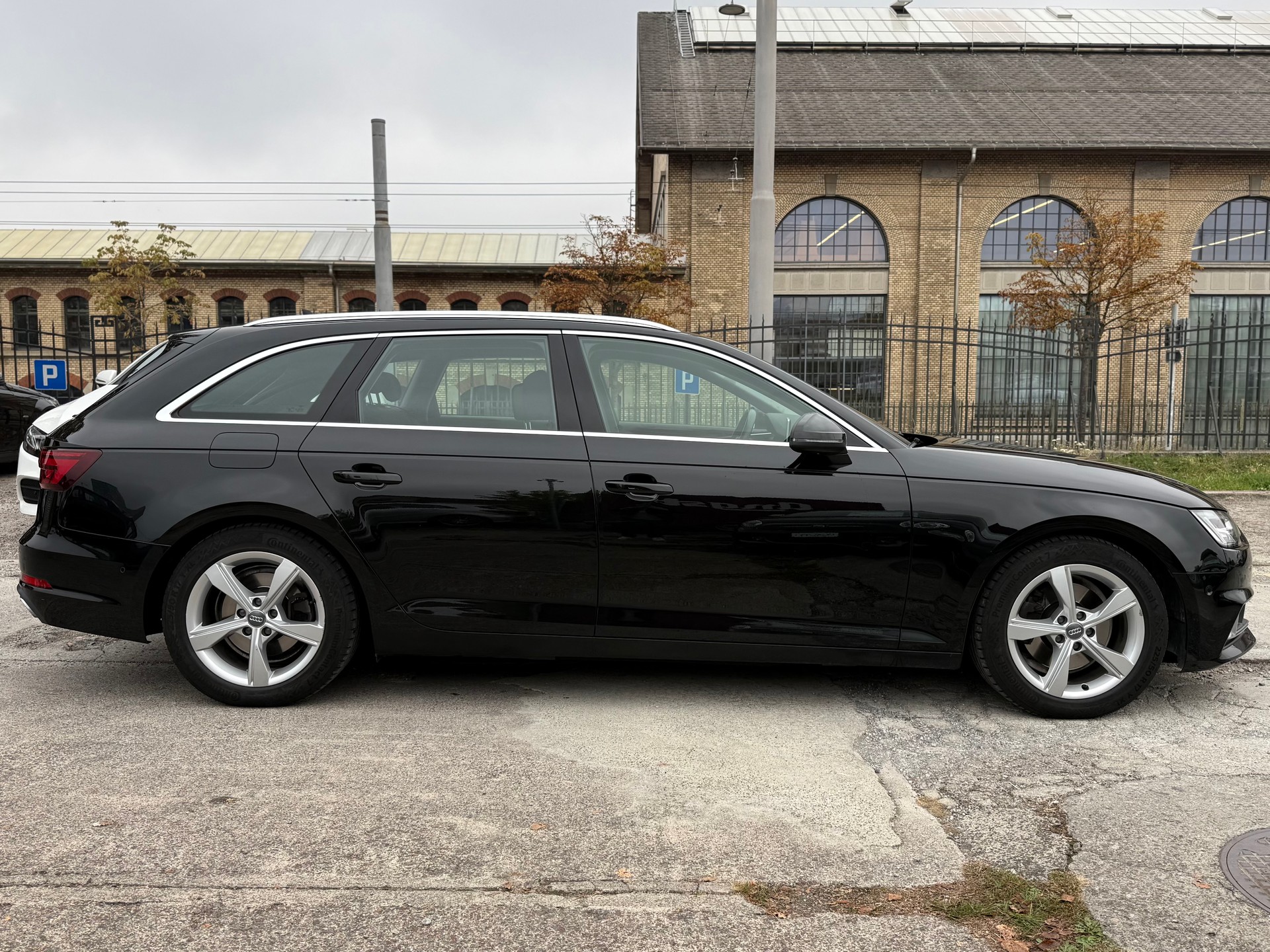 AUDI A4 Avant 35 TDI Design S-tronic-image-3