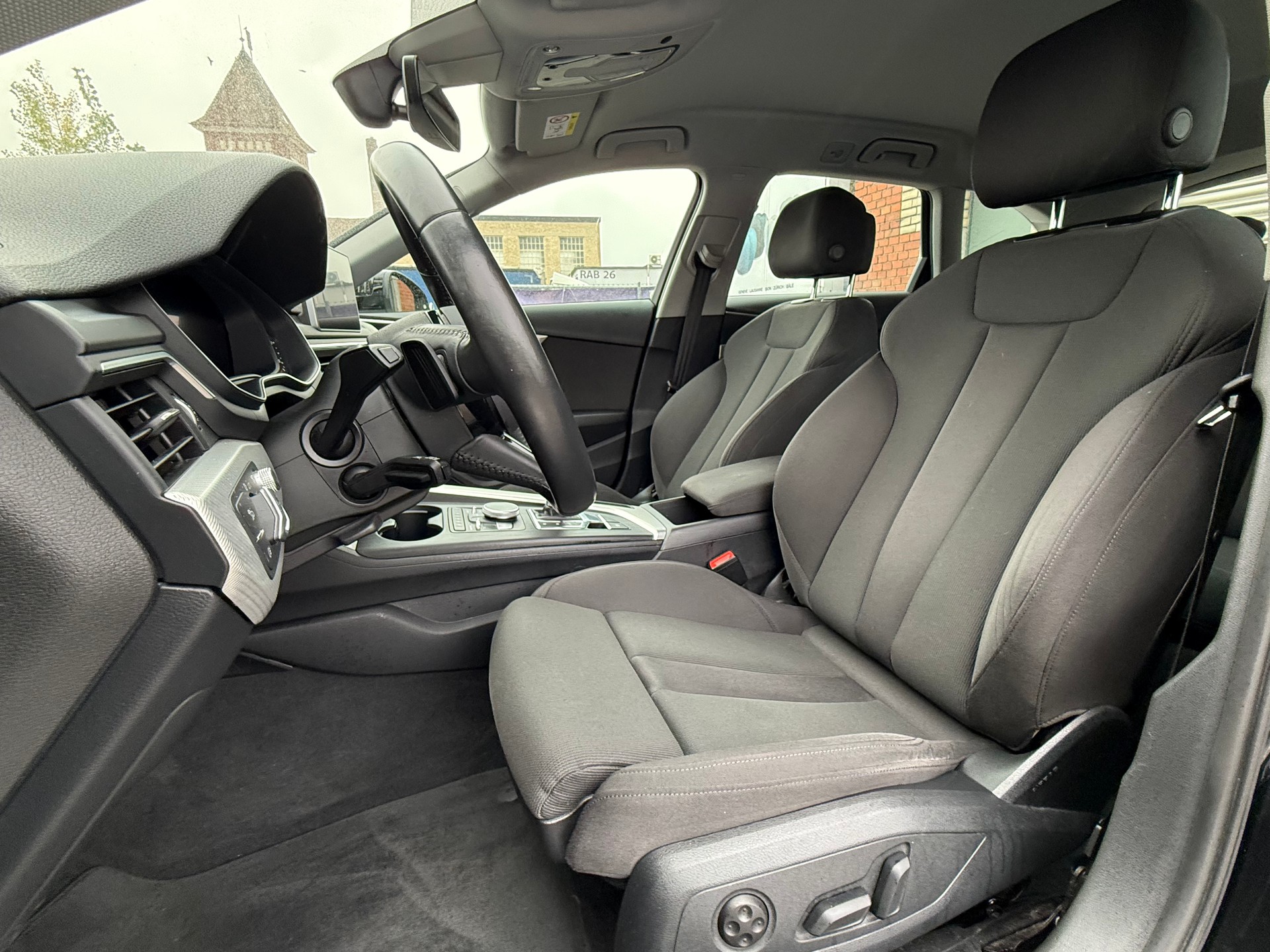 AUDI A4 Avant 35 TDI Design S-tronic-image-12