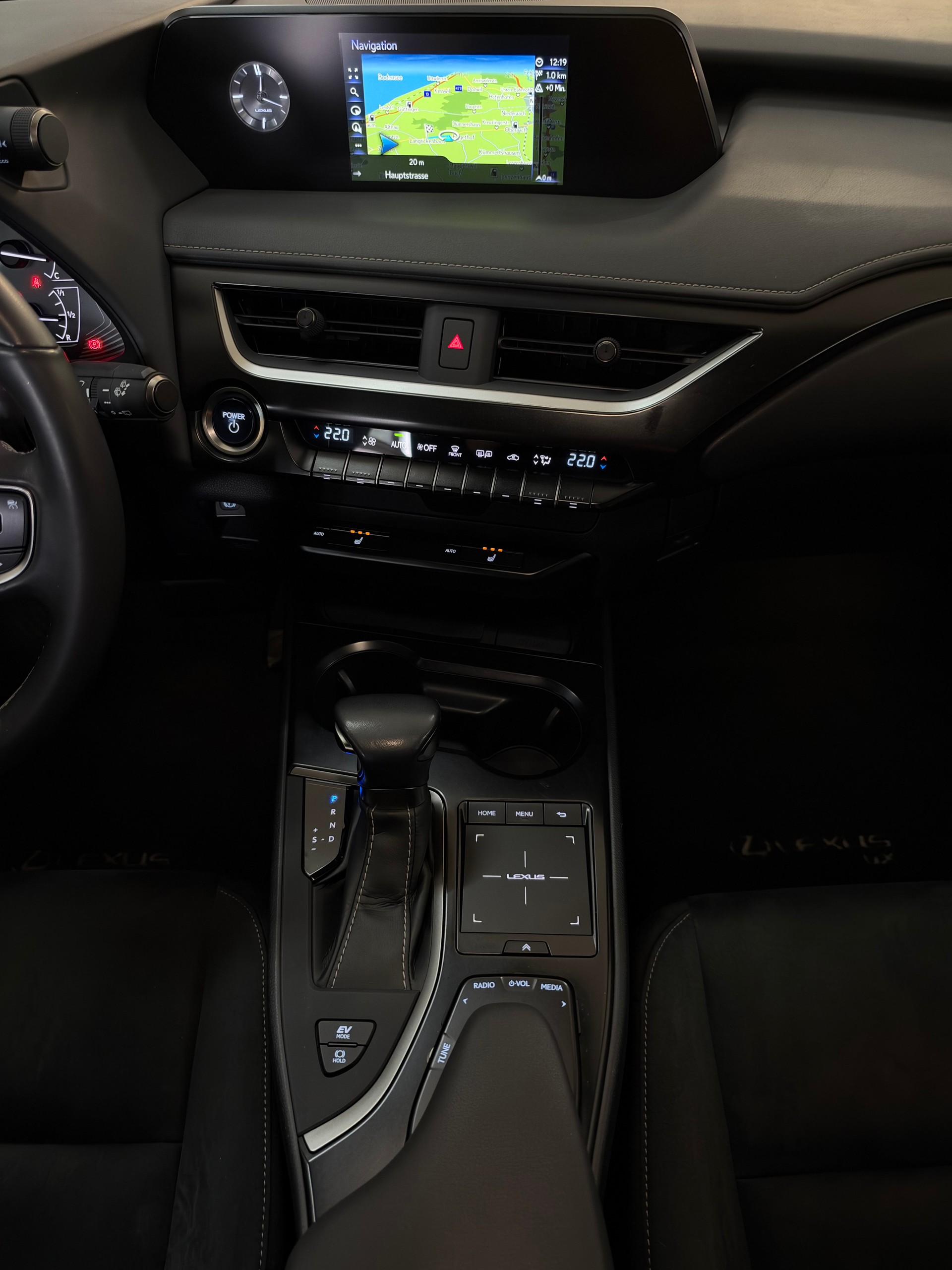 LEXUS UX 250h AWD Special Edition Celebrating 30-image-9