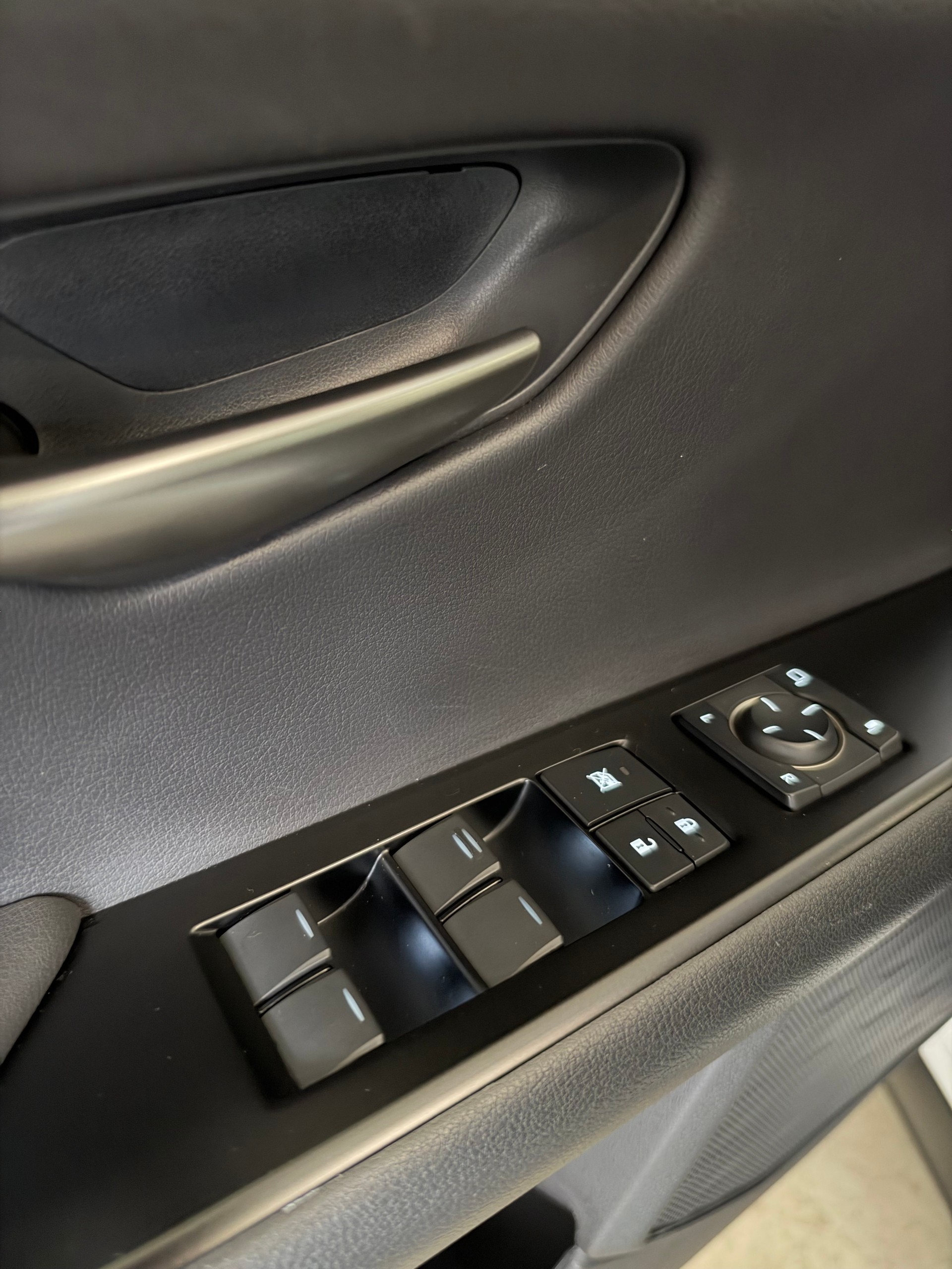 LEXUS UX 250h AWD Special Edition Celebrating 30-image-19