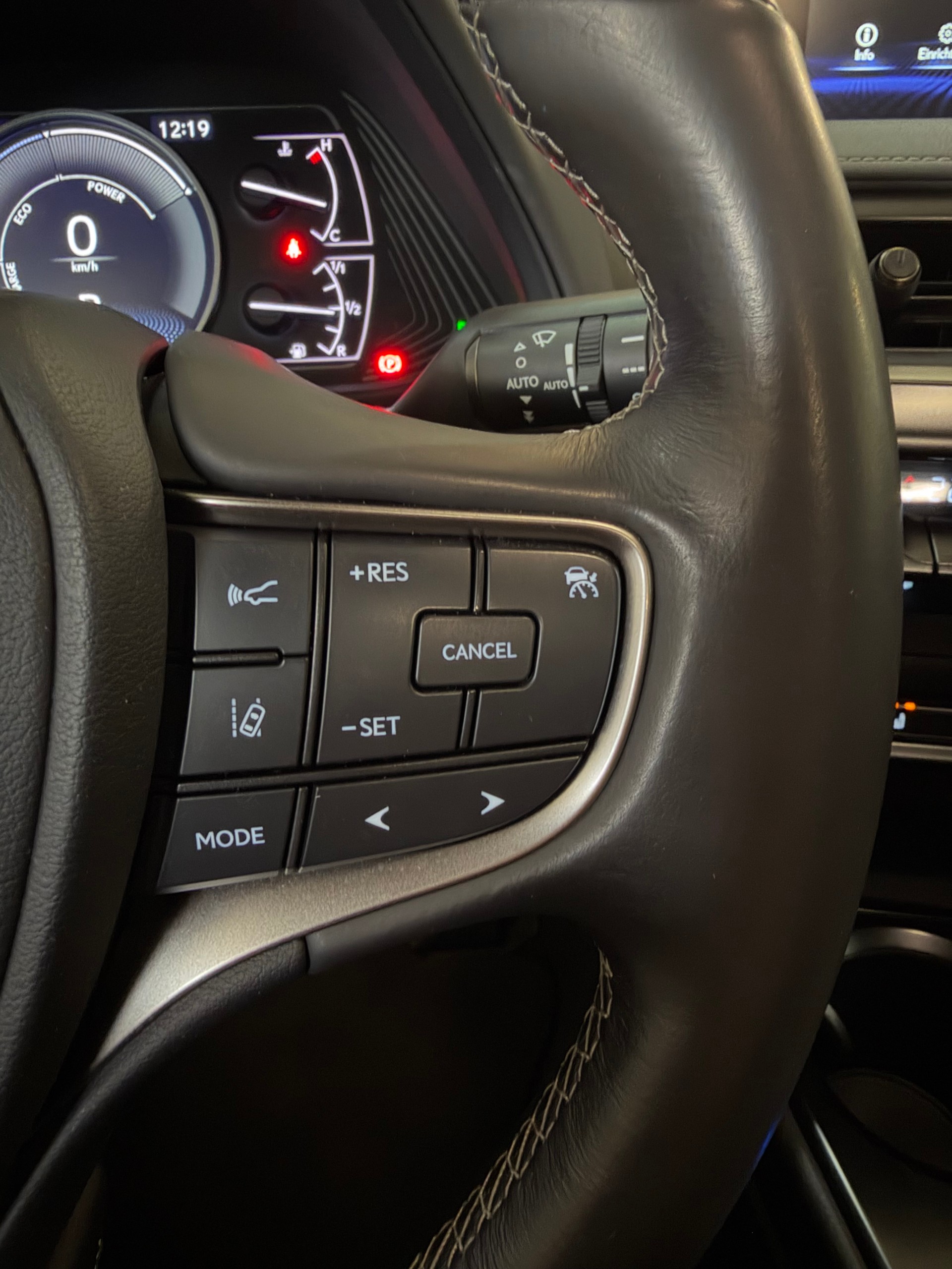 LEXUS UX 250h AWD Special Edition Celebrating 30-image-15