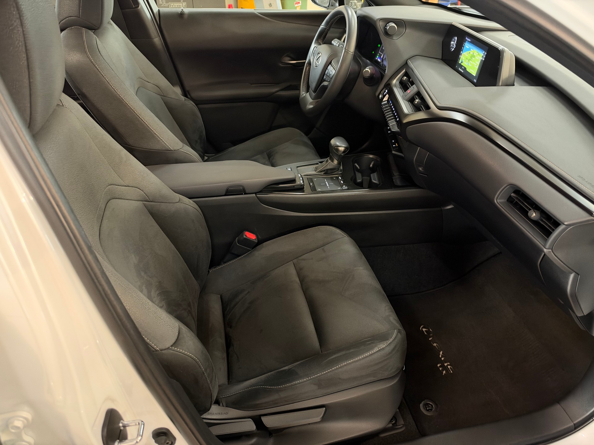 LEXUS UX 250h AWD Special Edition Celebrating 30-image-11