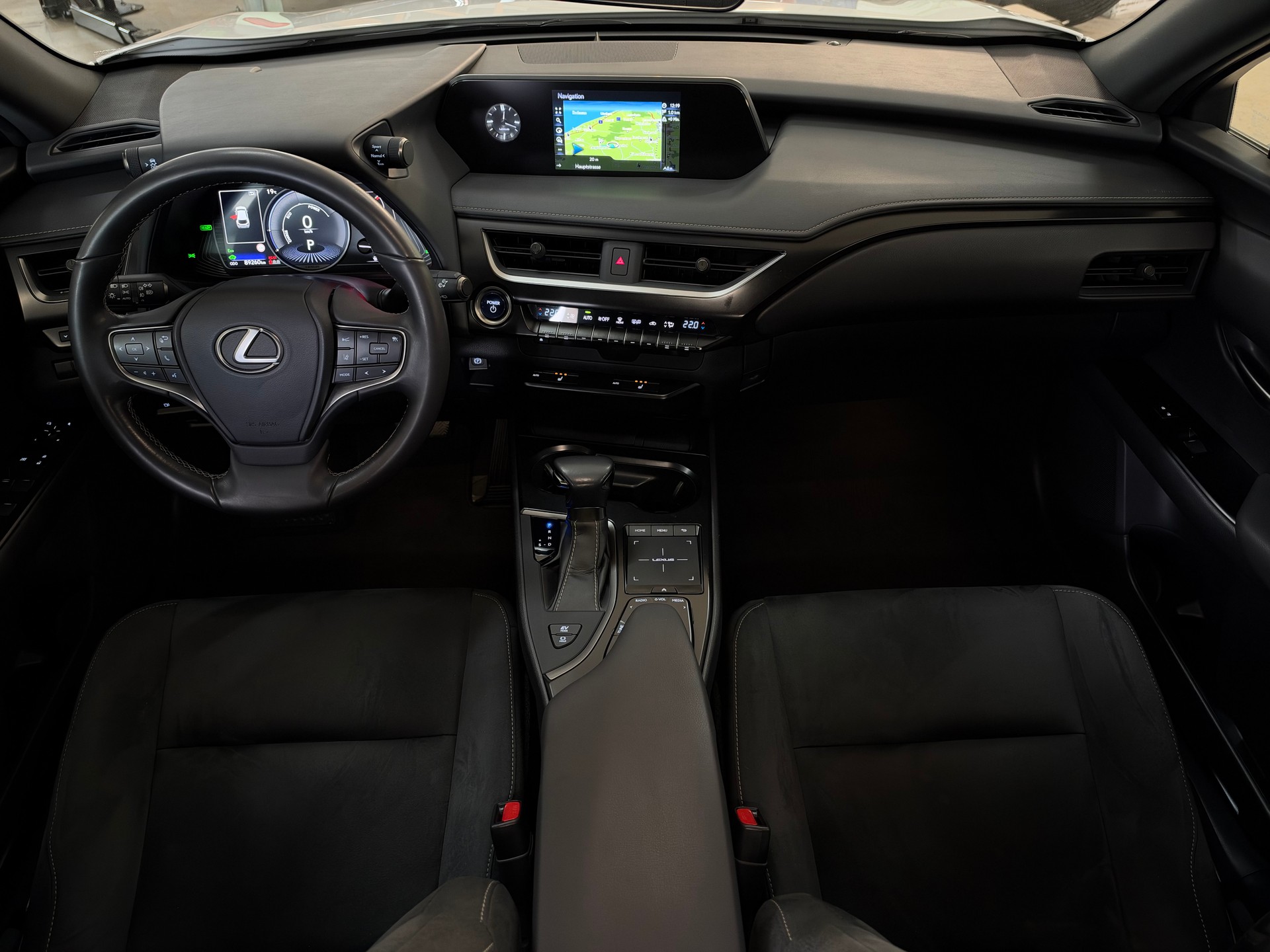 LEXUS UX 250h AWD Special Edition Celebrating 30-image-8