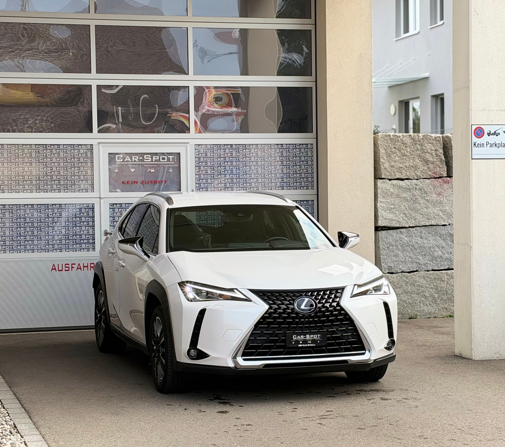 LEXUS UX 250h AWD Special Edition Celebrating 30-image-2