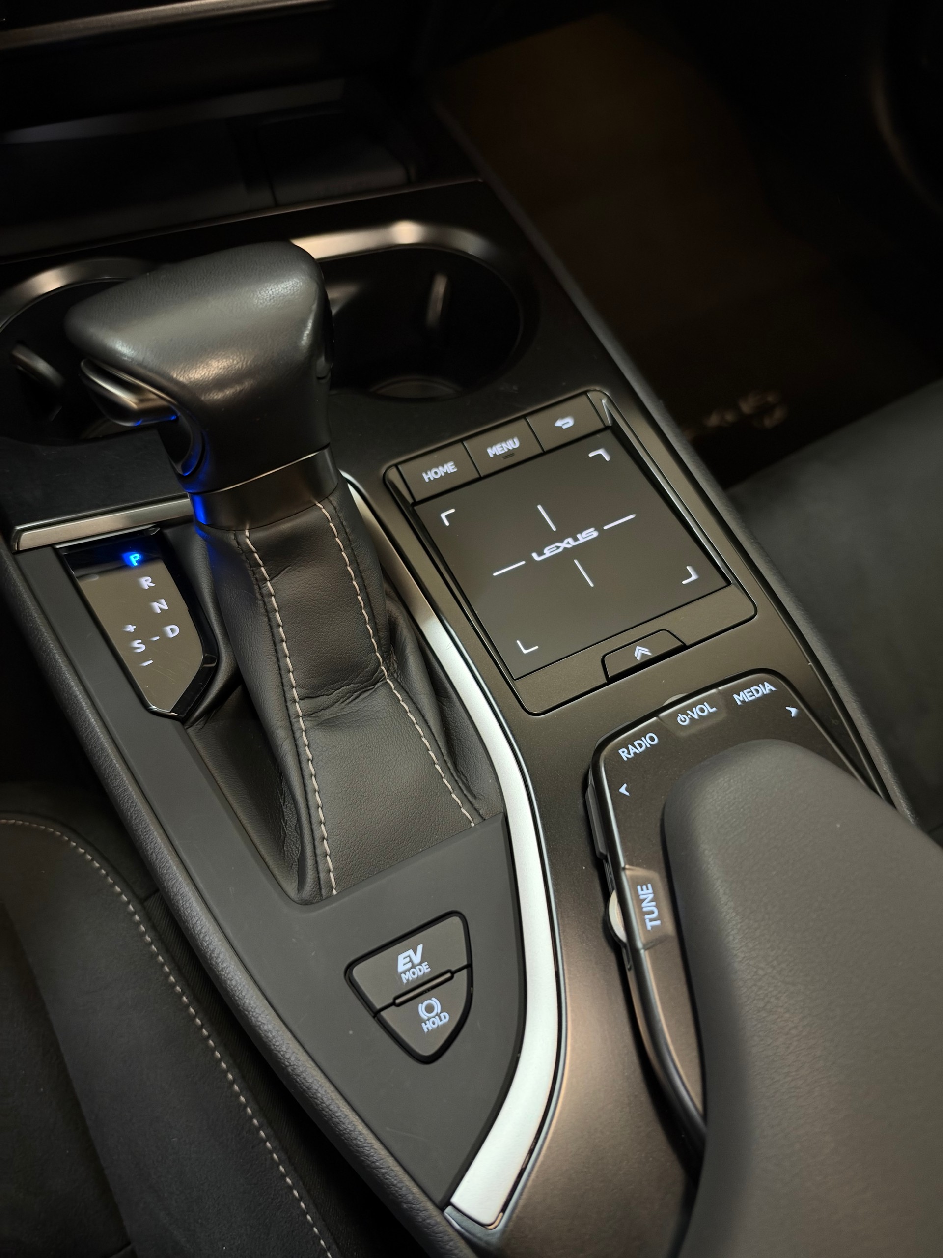 LEXUS UX 250h AWD Special Edition Celebrating 30-image-13