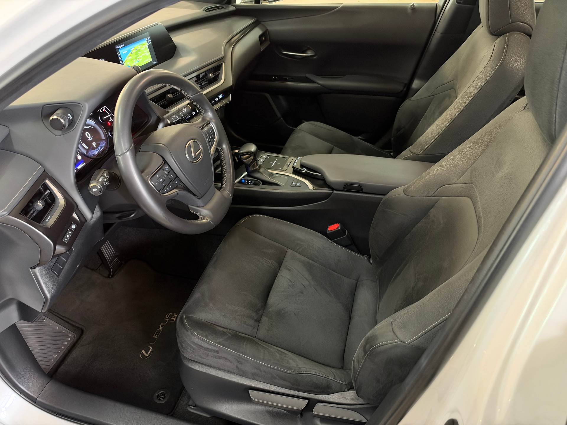 LEXUS UX 250h AWD Special Edition Celebrating 30-image-10