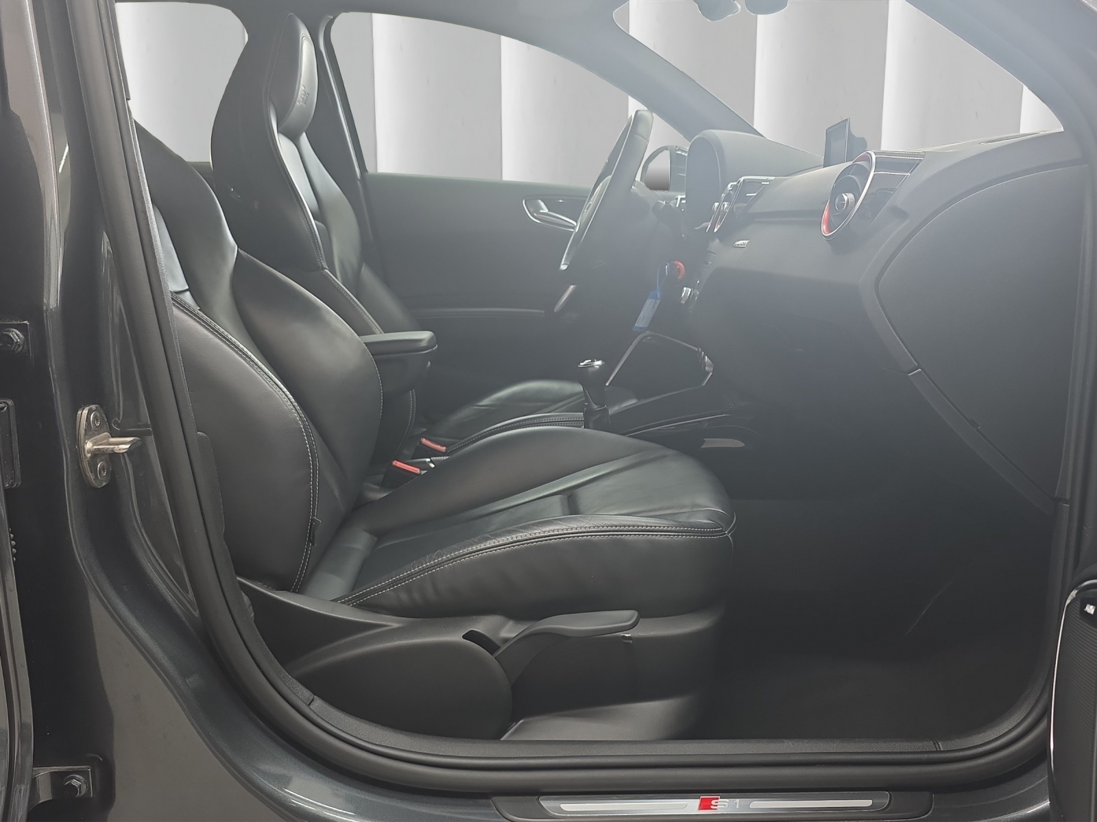 AUDI S1 Sportback 2.0 TFSI quattro-image-11