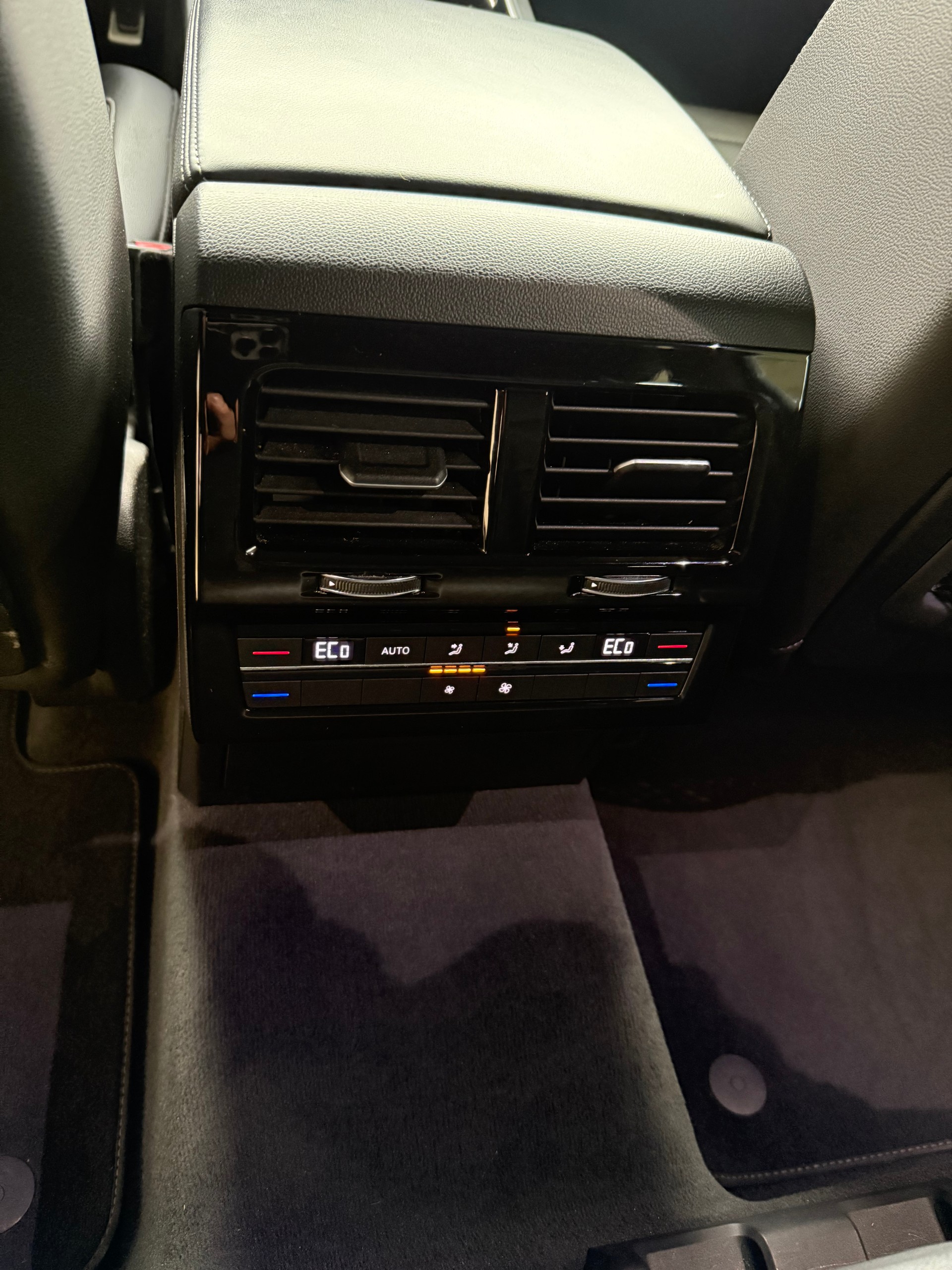 VW Touareg 3.0 TDI R Line Tiptronic-image-8