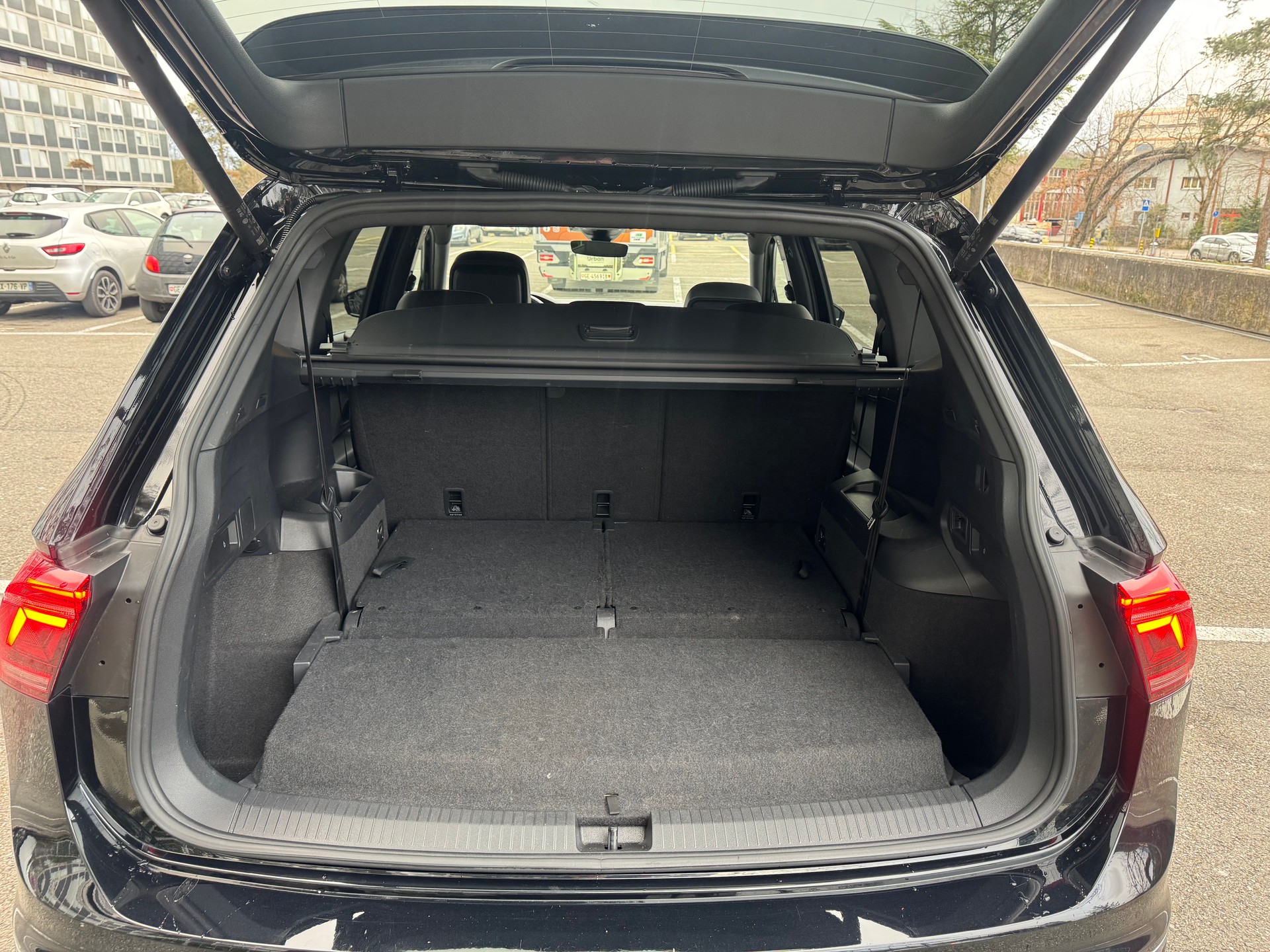 VW Tiguan Allspace 2.0 TDI SCR R-Line 4Motion DSG-image-9