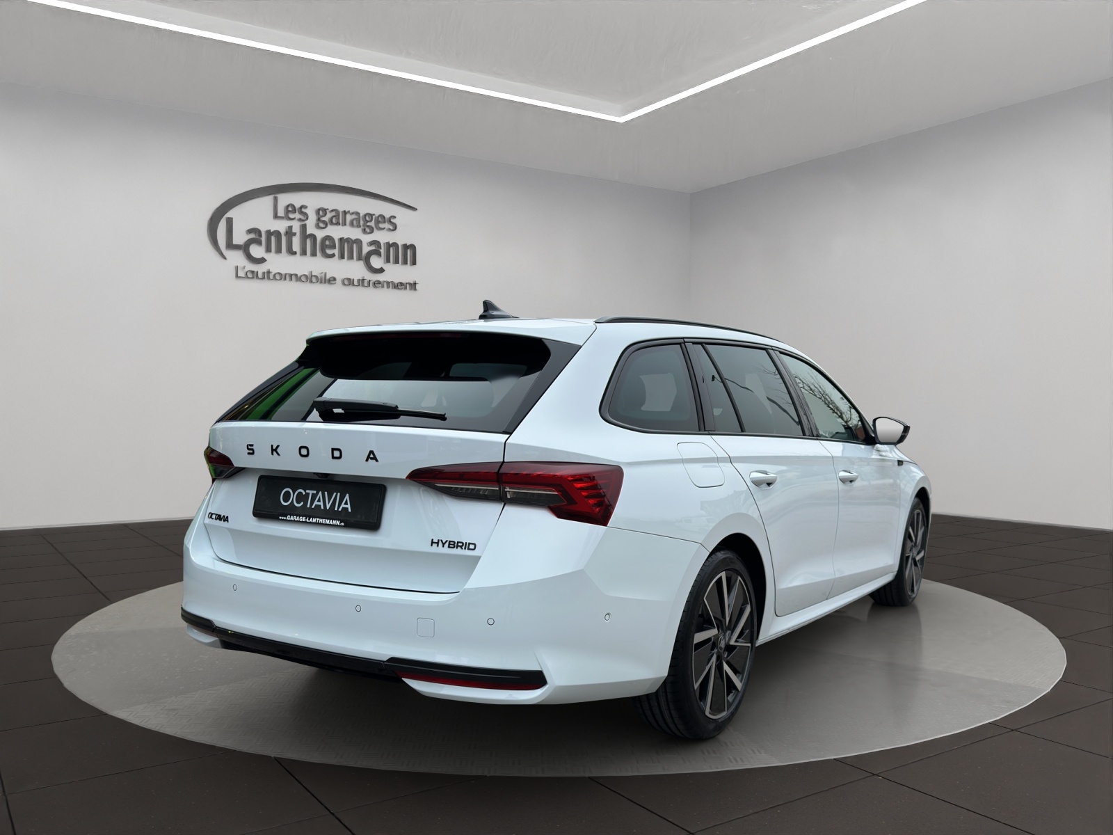 SKODA Octavia Combi 1.5 TSI mHEV DSG Sport Line-image-4